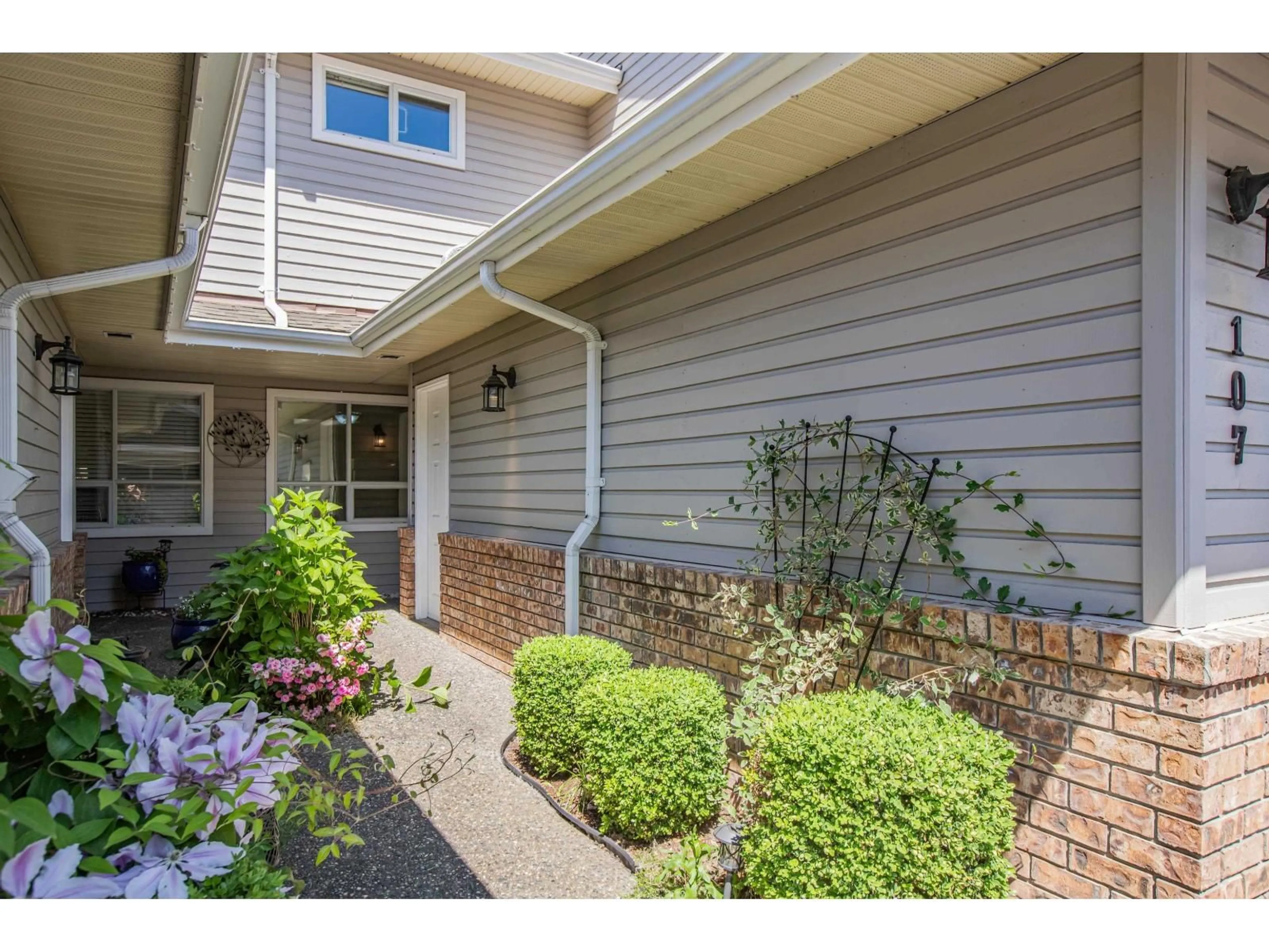 Indoor entryway for 107 - 16350 14, Surrey British Columbia V4A8J7