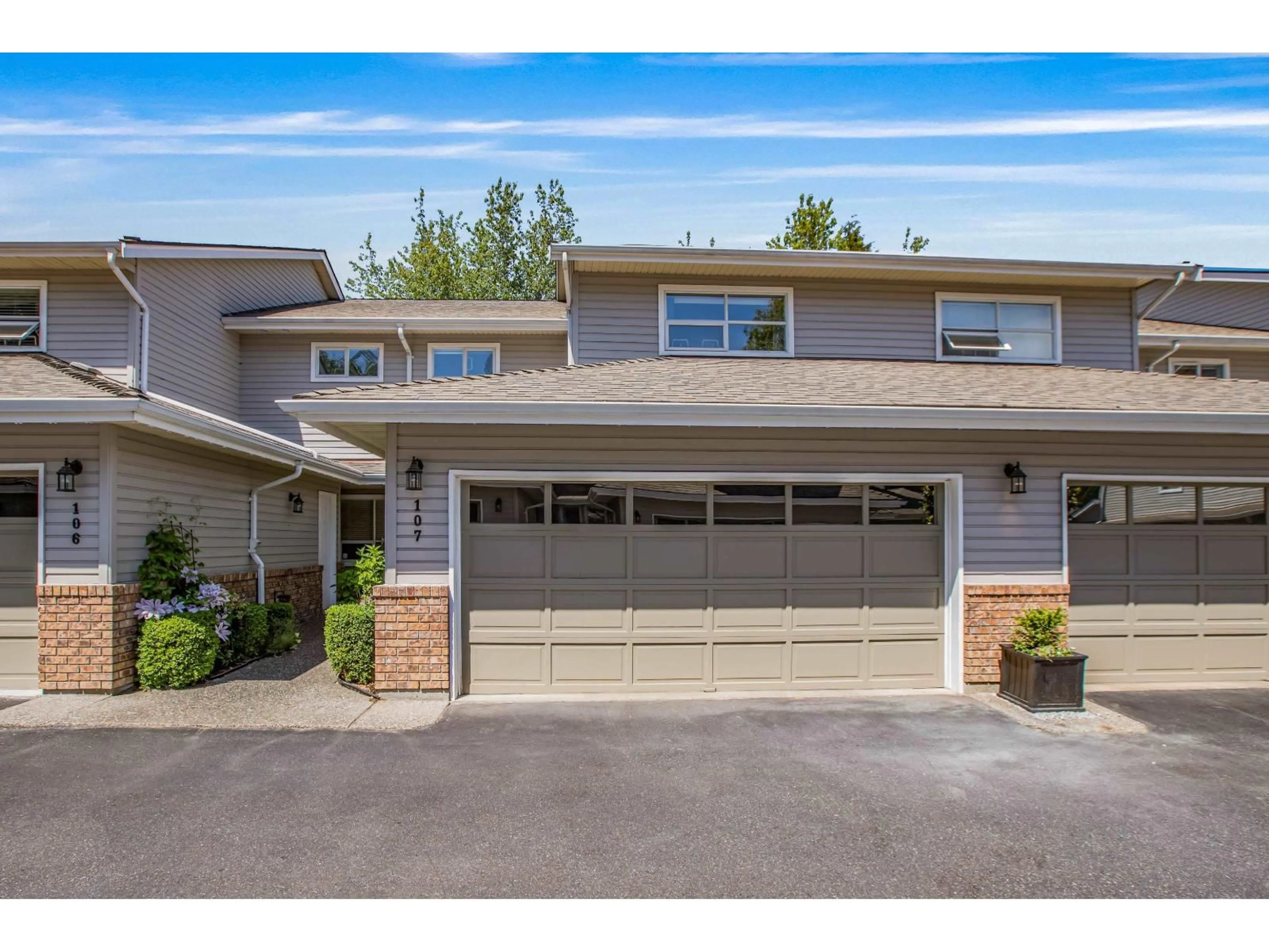 Indoor garage for 107 - 16350 14, Surrey British Columbia V4A8J7