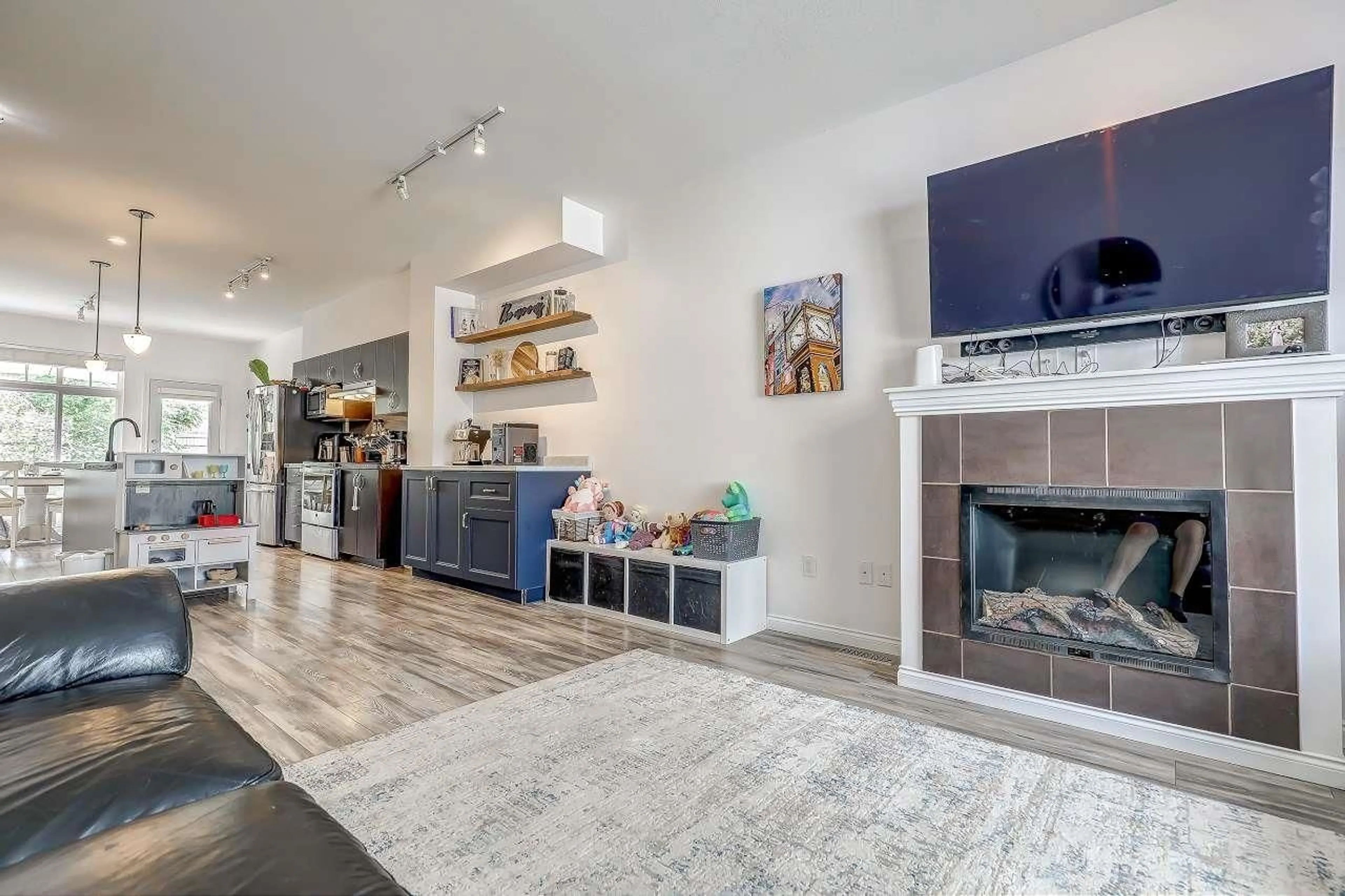 Living room with furniture, ceramic/tile floor for 50 - 19480 66, Surrey British Columbia V4N5W7