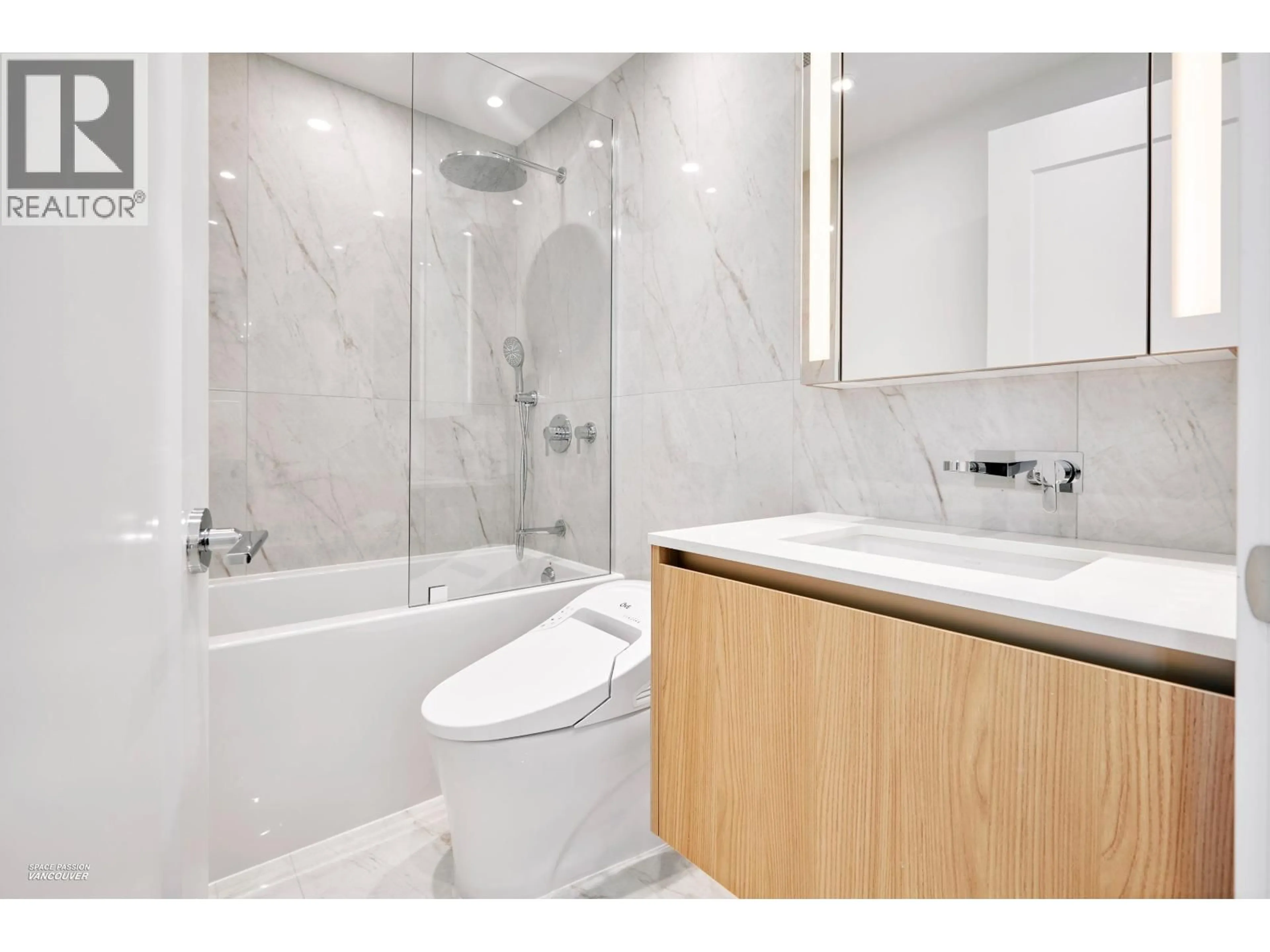 Standard bathroom, unknown for 807 - 135 13TH STREET, Vancouver British Columbia V7L0J8