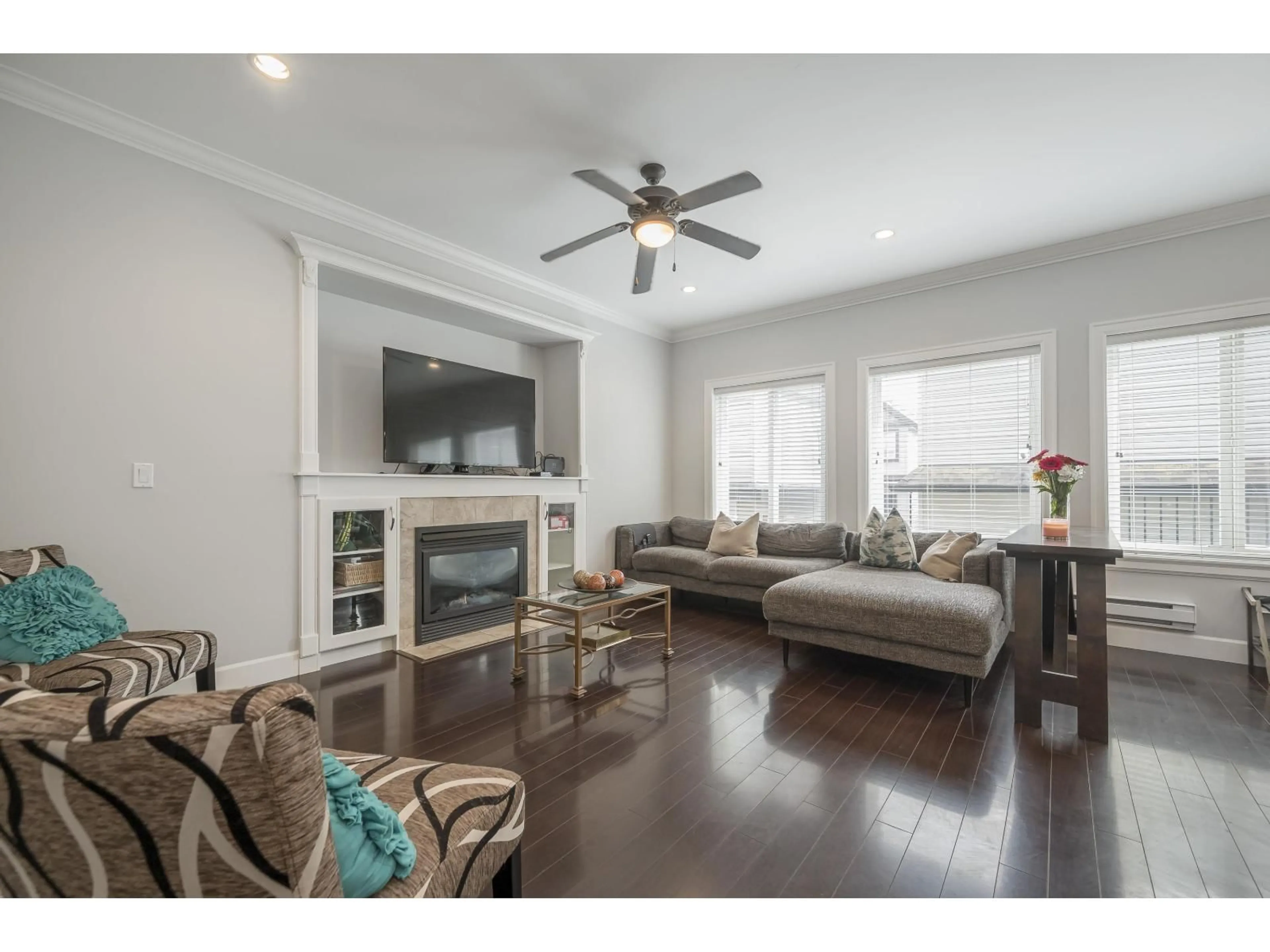 Living room with furniture, wood/laminate floor for 19090 68, Surrey British Columbia V4N6A5