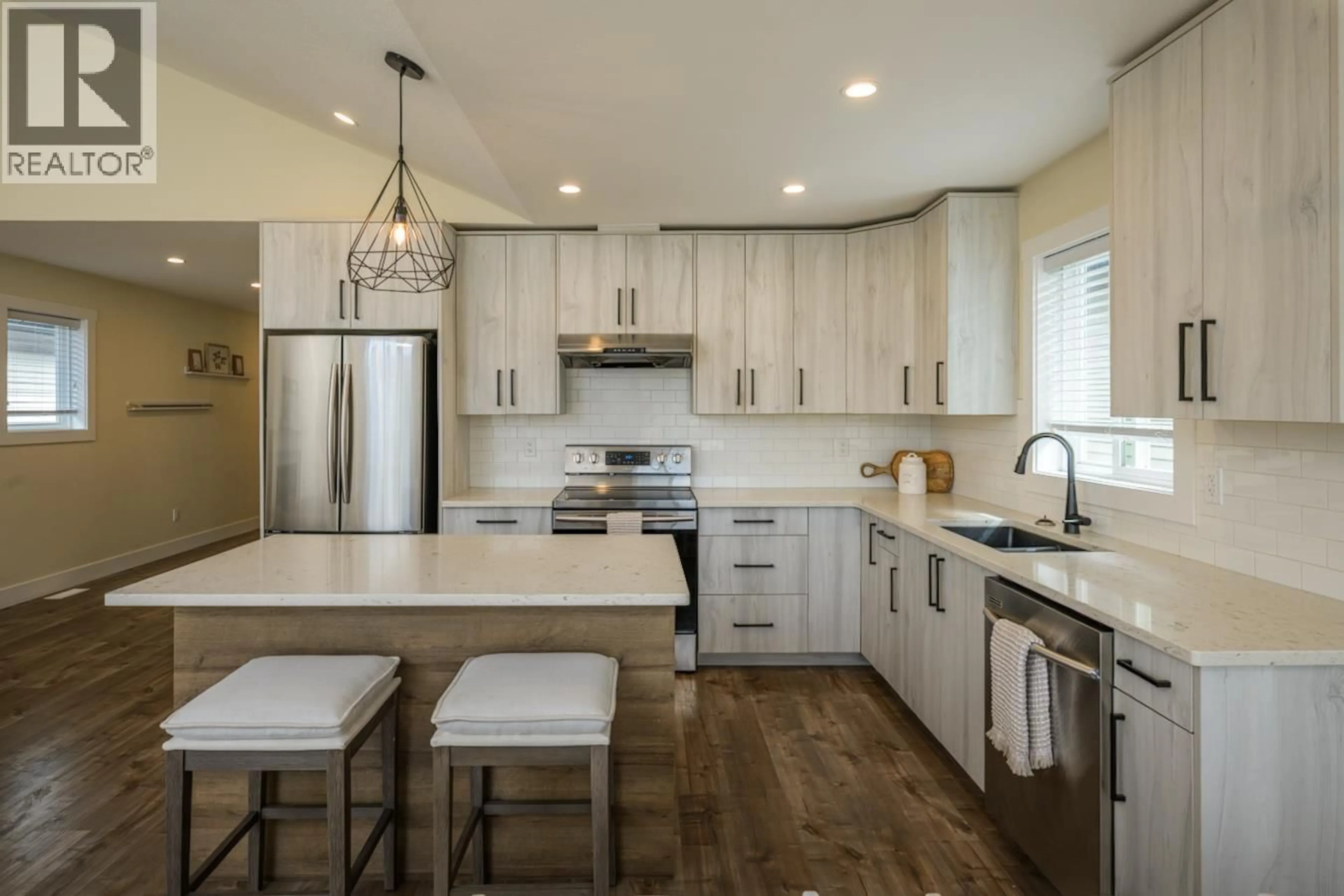 Open concept kitchen, unknown for 1652 9TH AVENUE, Prince George British Columbia V2L3S1