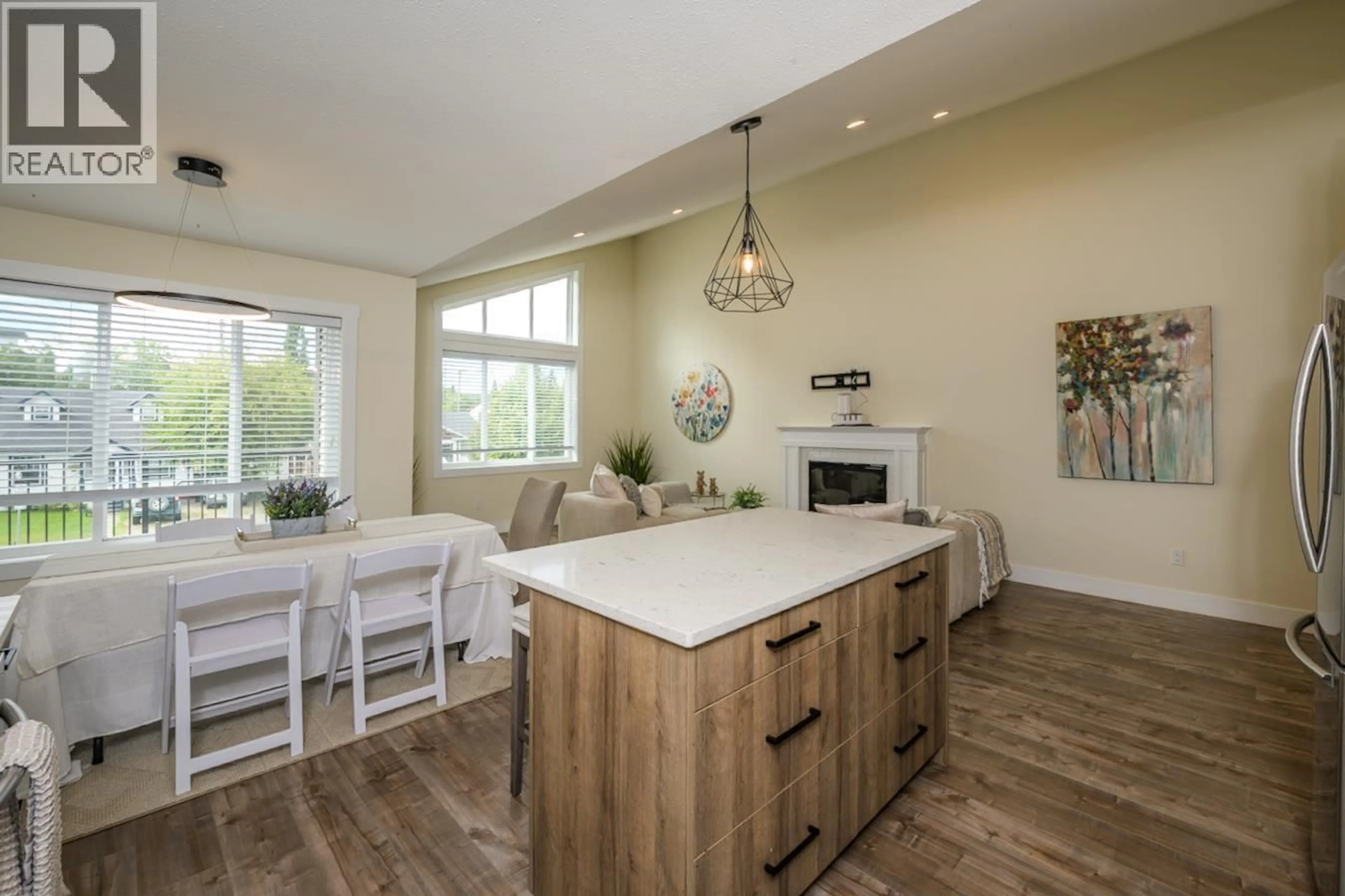 Open concept kitchen, unknown for 1652 9TH AVENUE, Prince George British Columbia V2L3S1