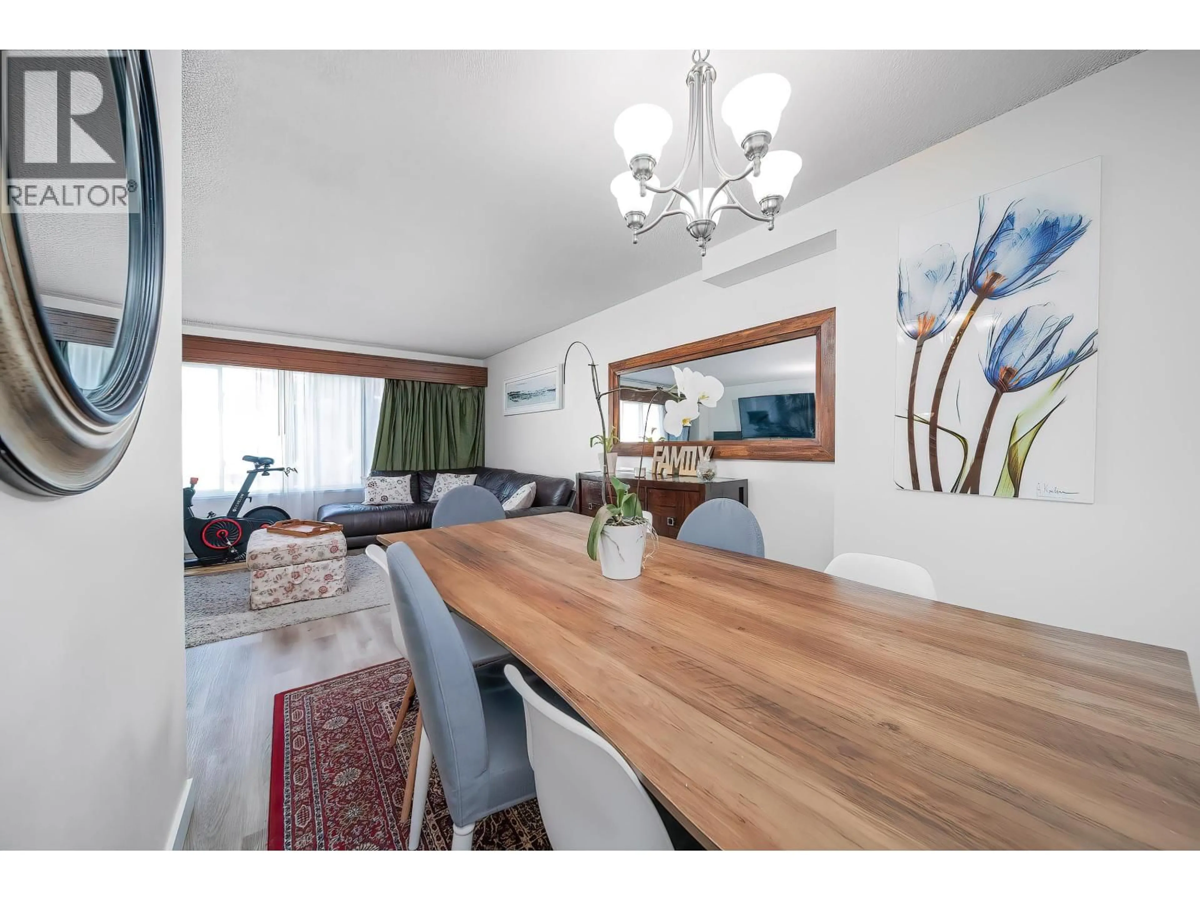 Dining room, wood/laminate floor for 2068 SPRINGER AVENUE, Burnaby British Columbia V5B3M5