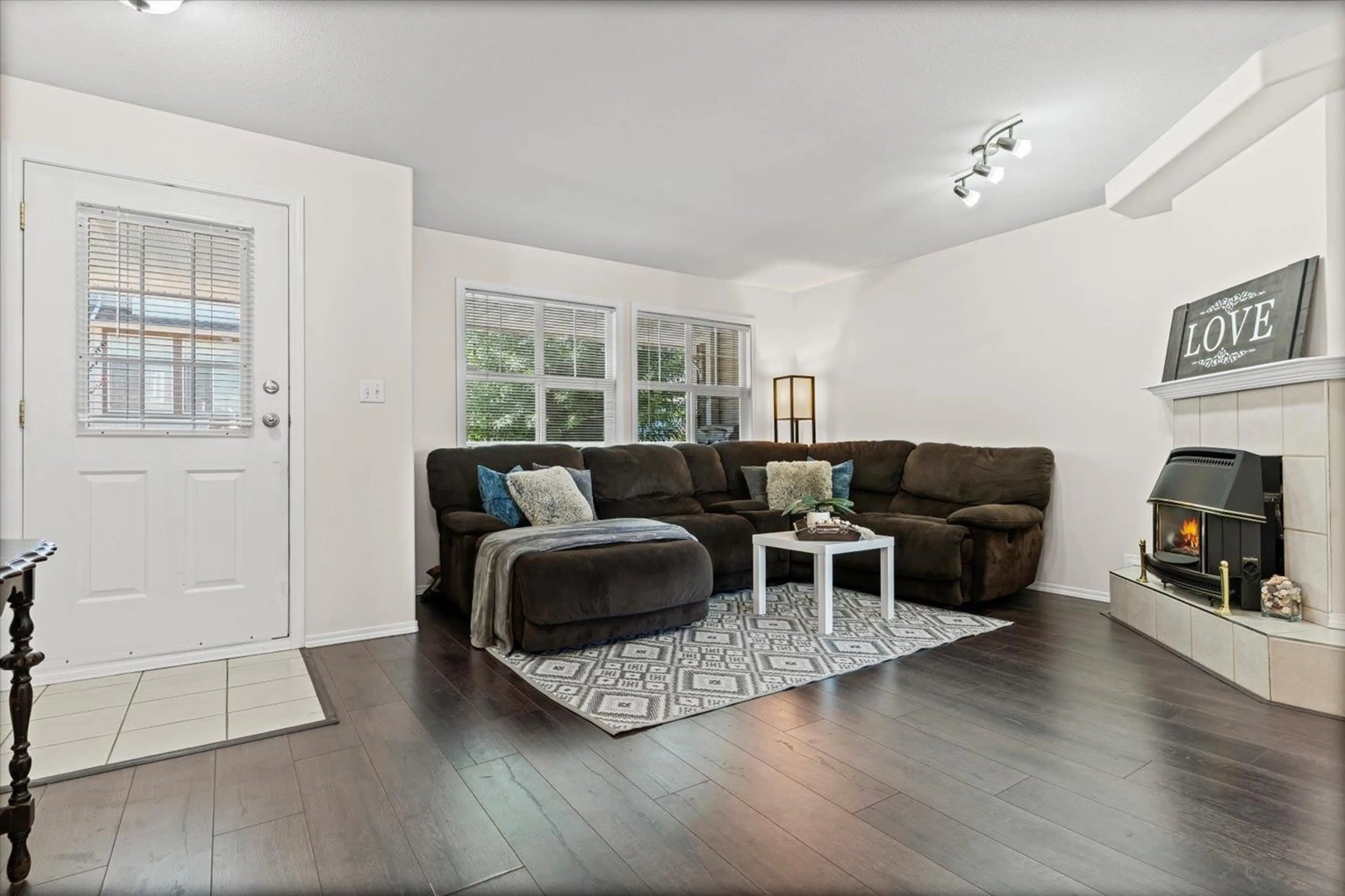 Living room with furniture, wood/laminate floor for 171 - 6450 VEDDER ROAD, Chilliwack British Columbia V2R5N7