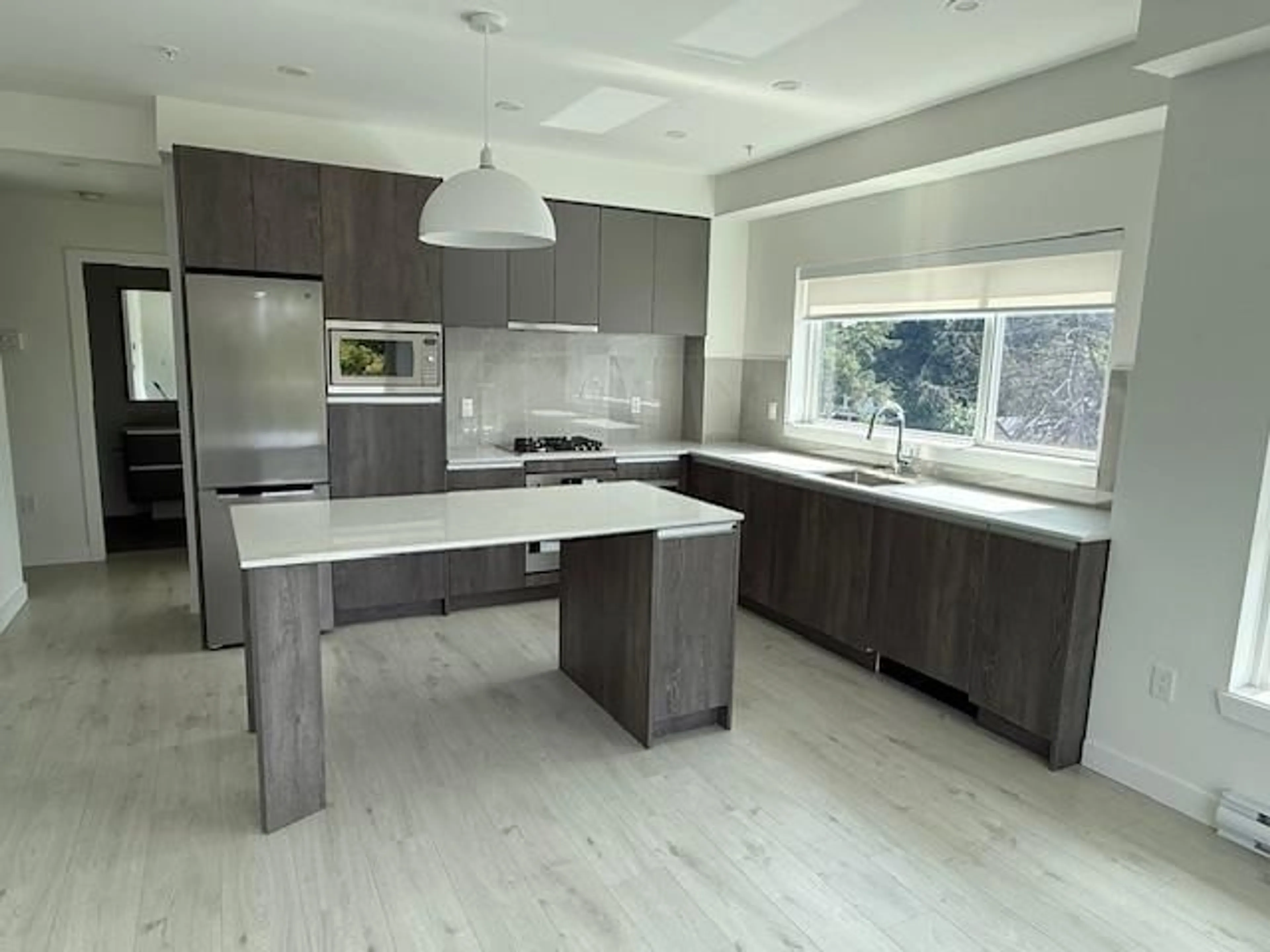 Contemporary kitchen, wood/laminate floor for 403 - 14225 103A, Surrey British Columbia V3T0T4