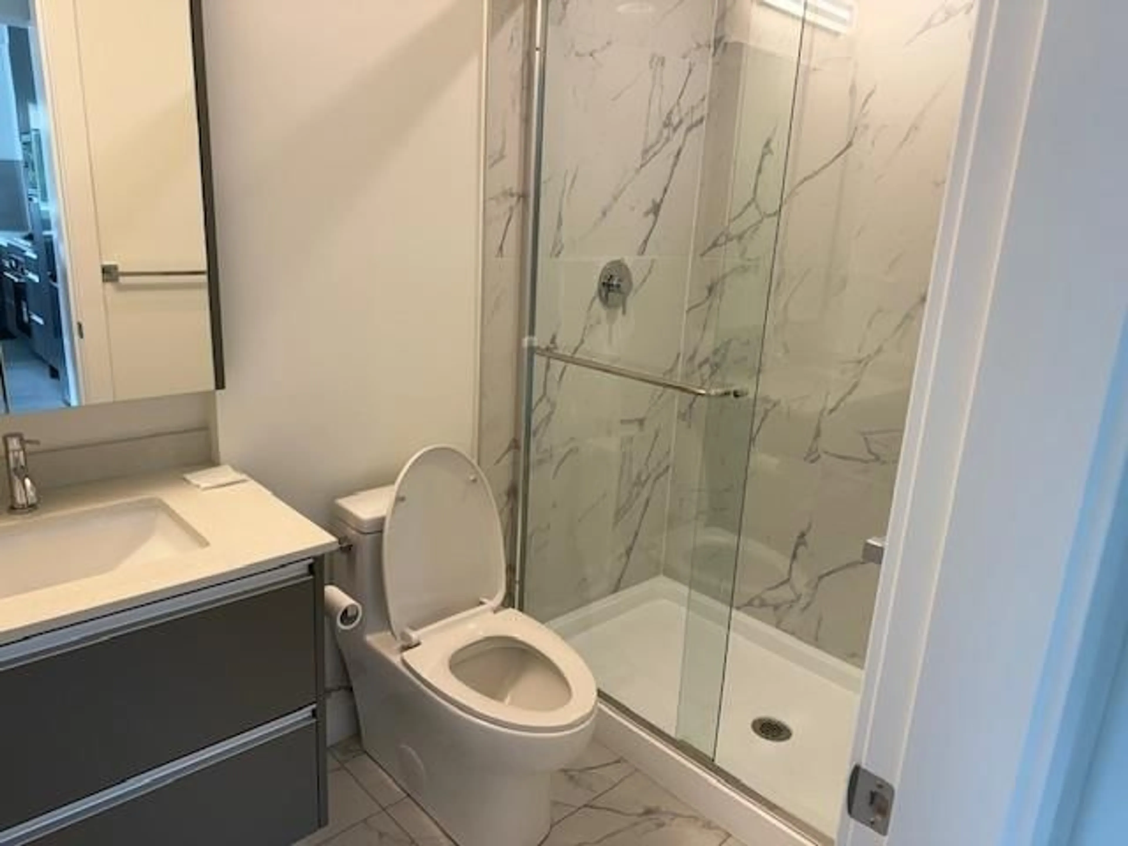 Standard bathroom, ceramic/tile floor for 403 - 14225 103A, Surrey British Columbia V3T0T4