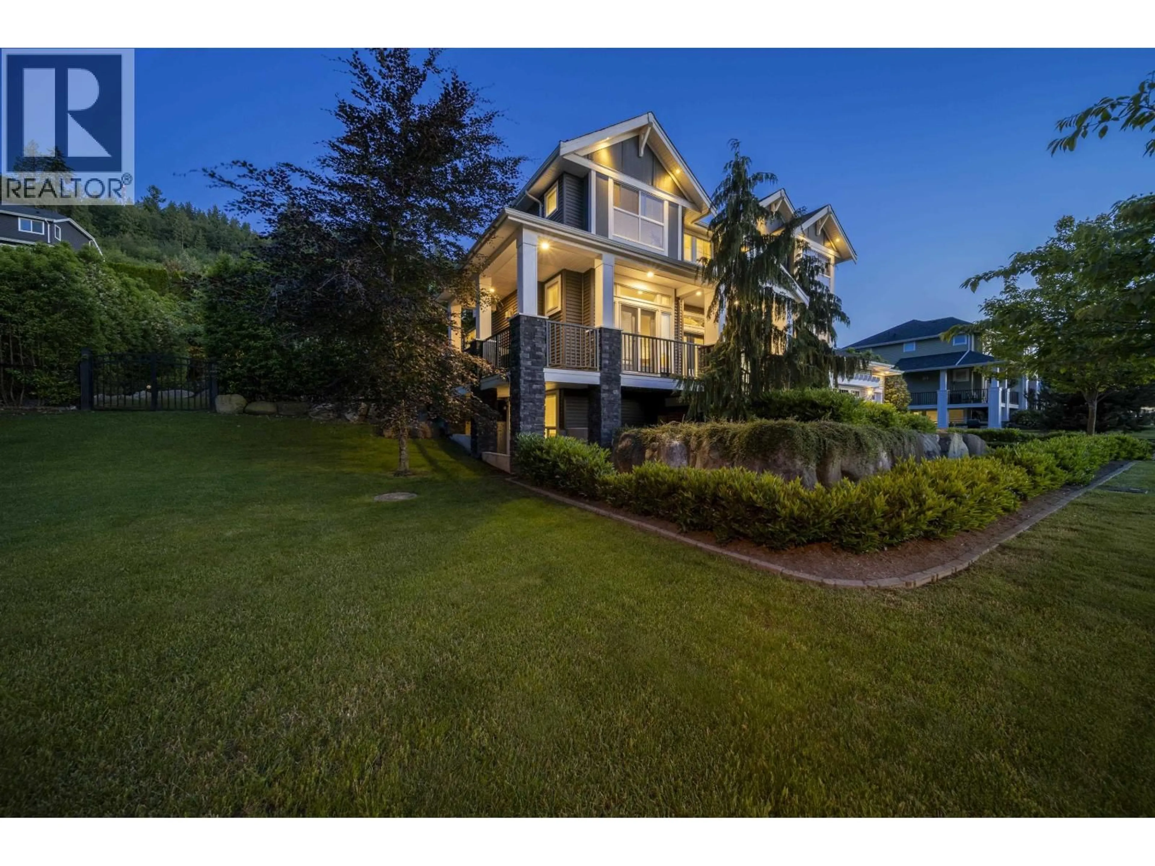A pic from outside/outdoor area/front of a property/back of a property/a pic from drone, street for 25518 BOSONWORTH AVENUE, Maple Ridge British Columbia V2W1G9