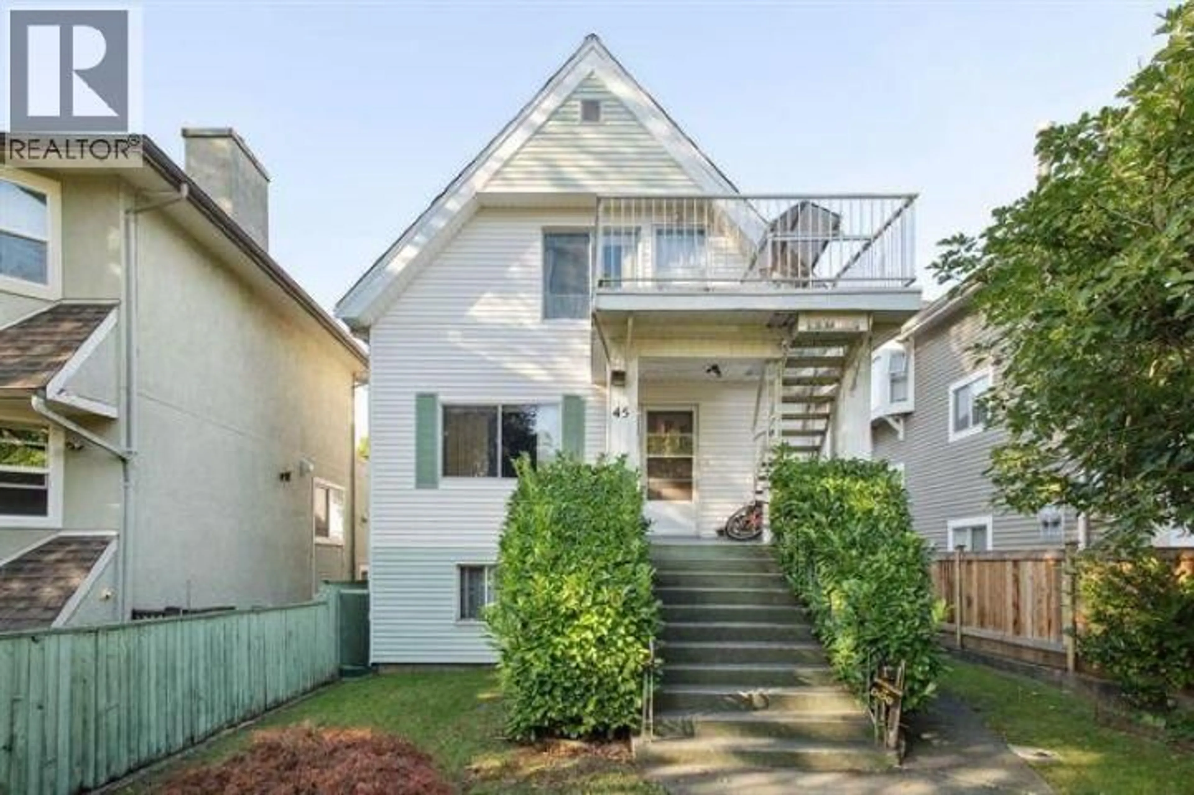 Stairs for 45 15TH AVENUE, Vancouver British Columbia V5Y1X7