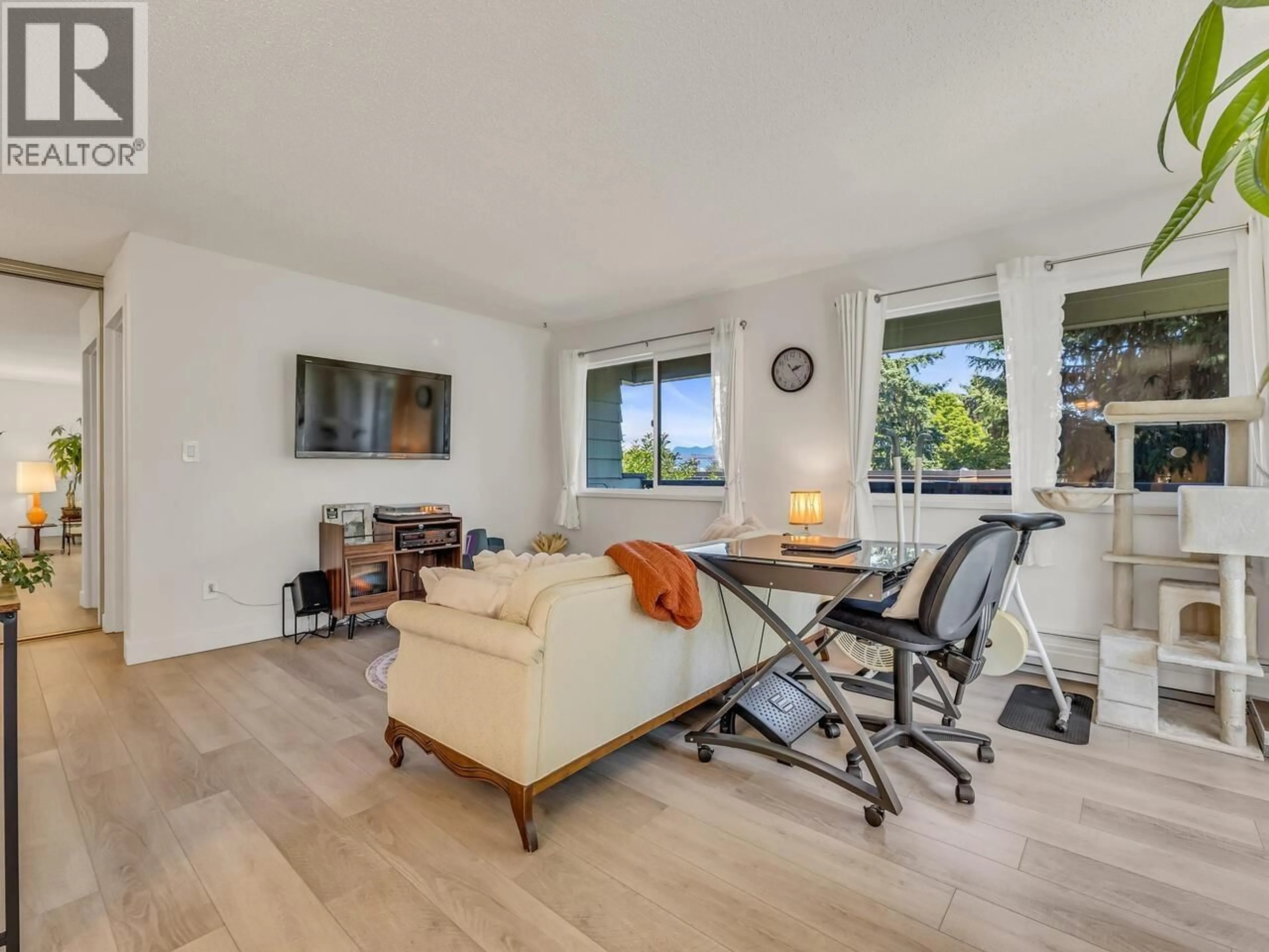 Living room with furniture, wood/laminate floor for 406 - 334 5TH AVENUE, Vancouver British Columbia V5T1H4