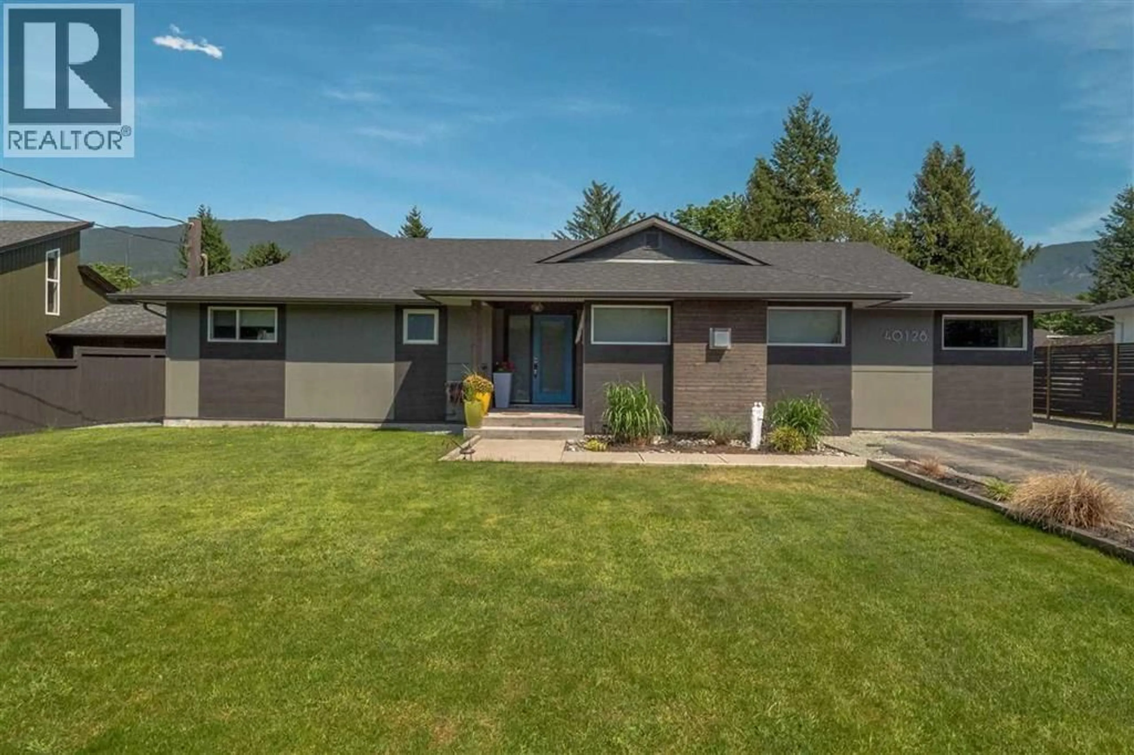 Home with vinyl exterior material, street for 40128 DIAMOND HEAD ROAD, Squamish British Columbia V0N1T0
