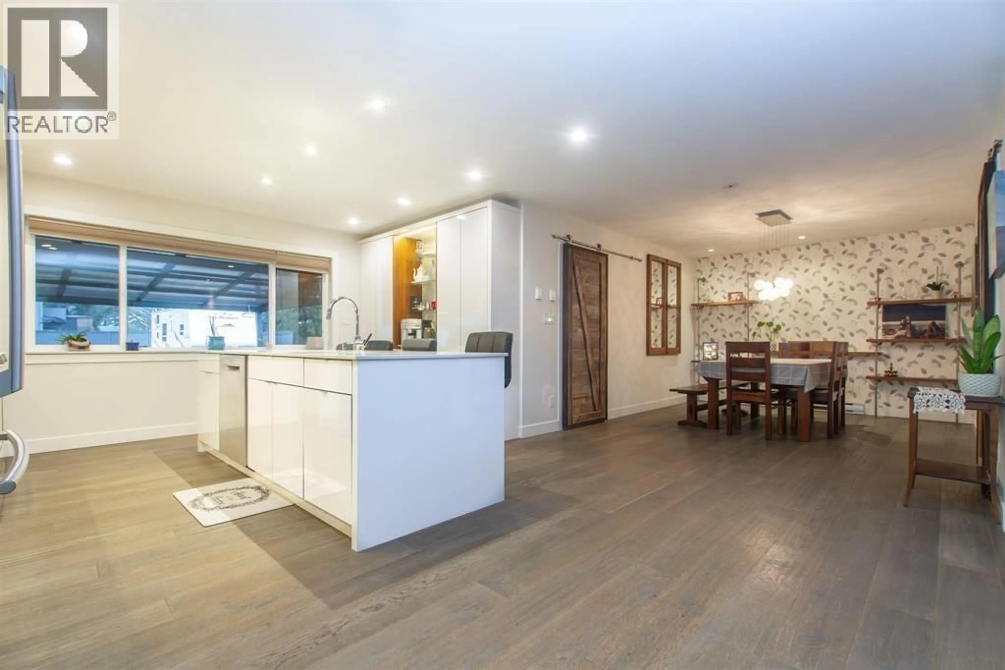Open concept kitchen, unknown for 40128 DIAMOND HEAD ROAD, Squamish British Columbia V0N1T0