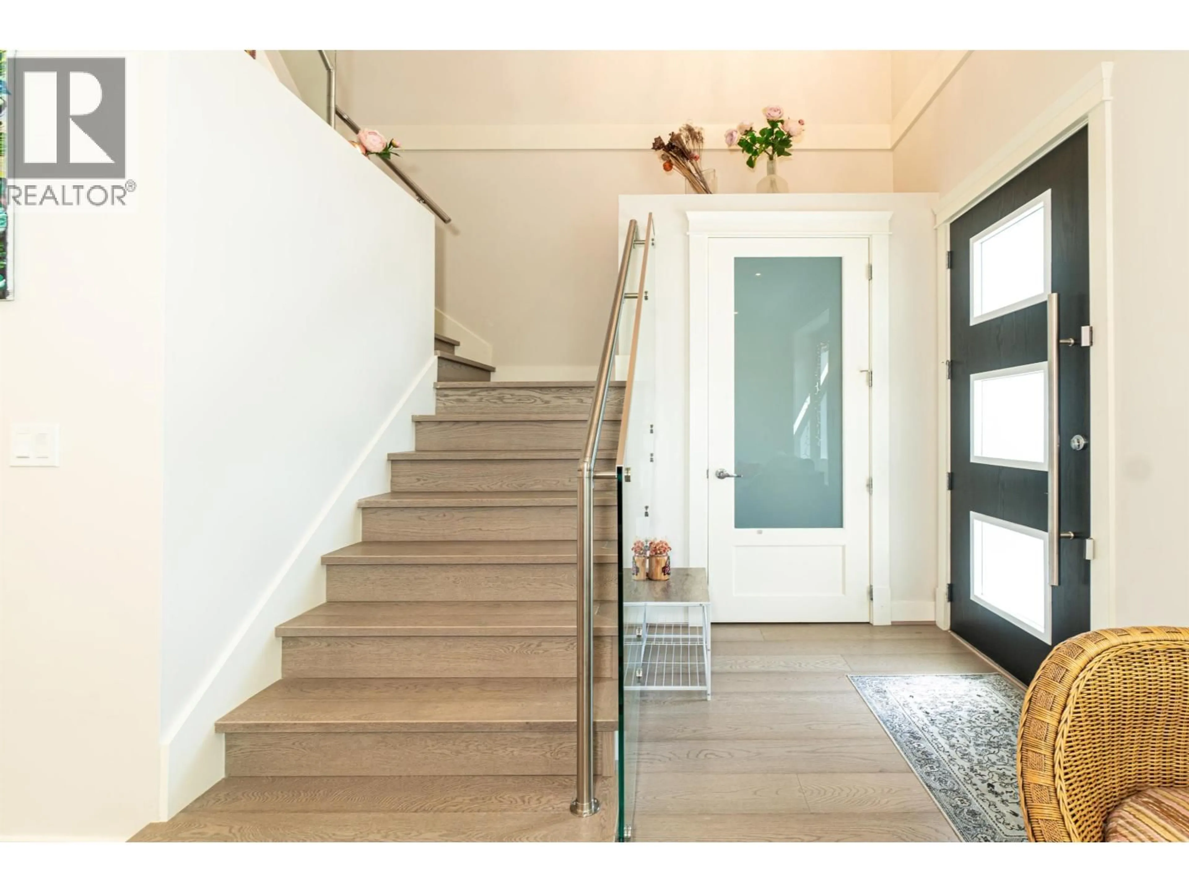 Indoor entryway for 4289 PARKER STREET, Burnaby British Columbia V5C3C4