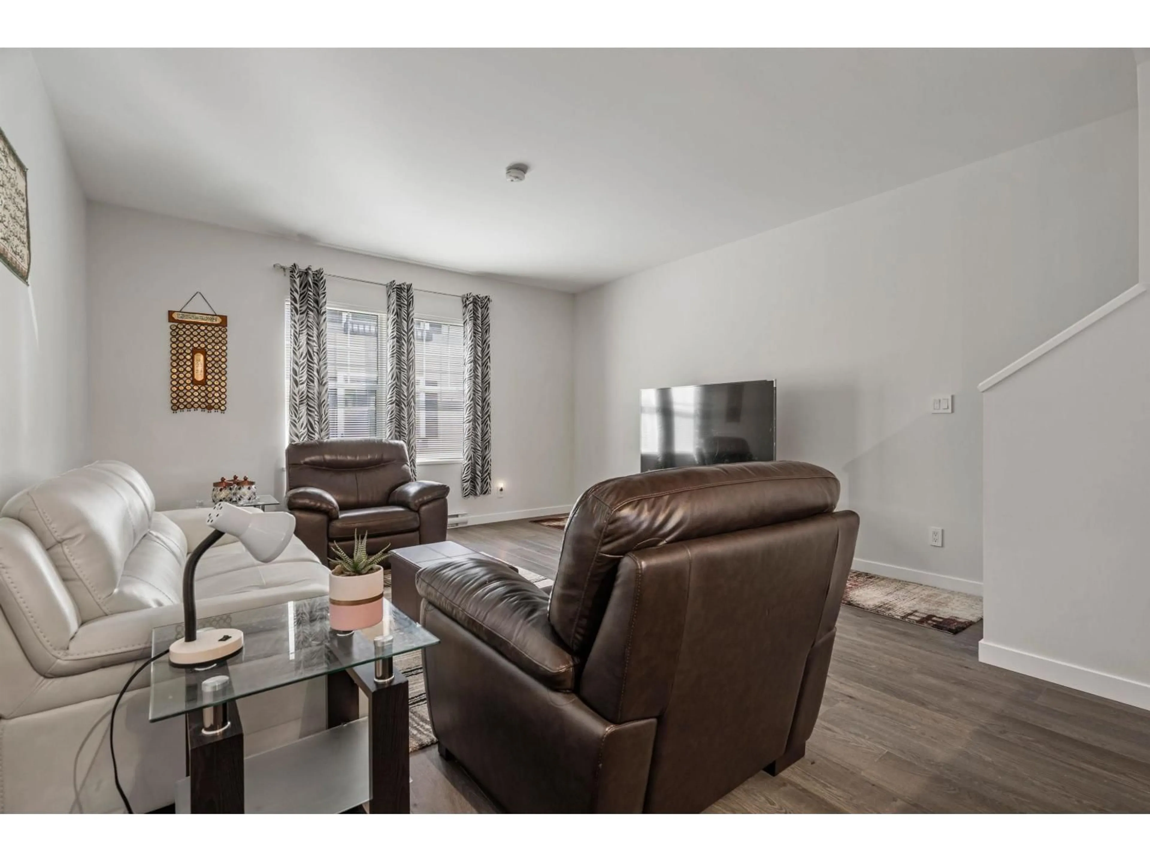 Living room with furniture, wood/laminate floor for 150 - 32633 SIMON, Abbotsford British Columbia V2T0G9