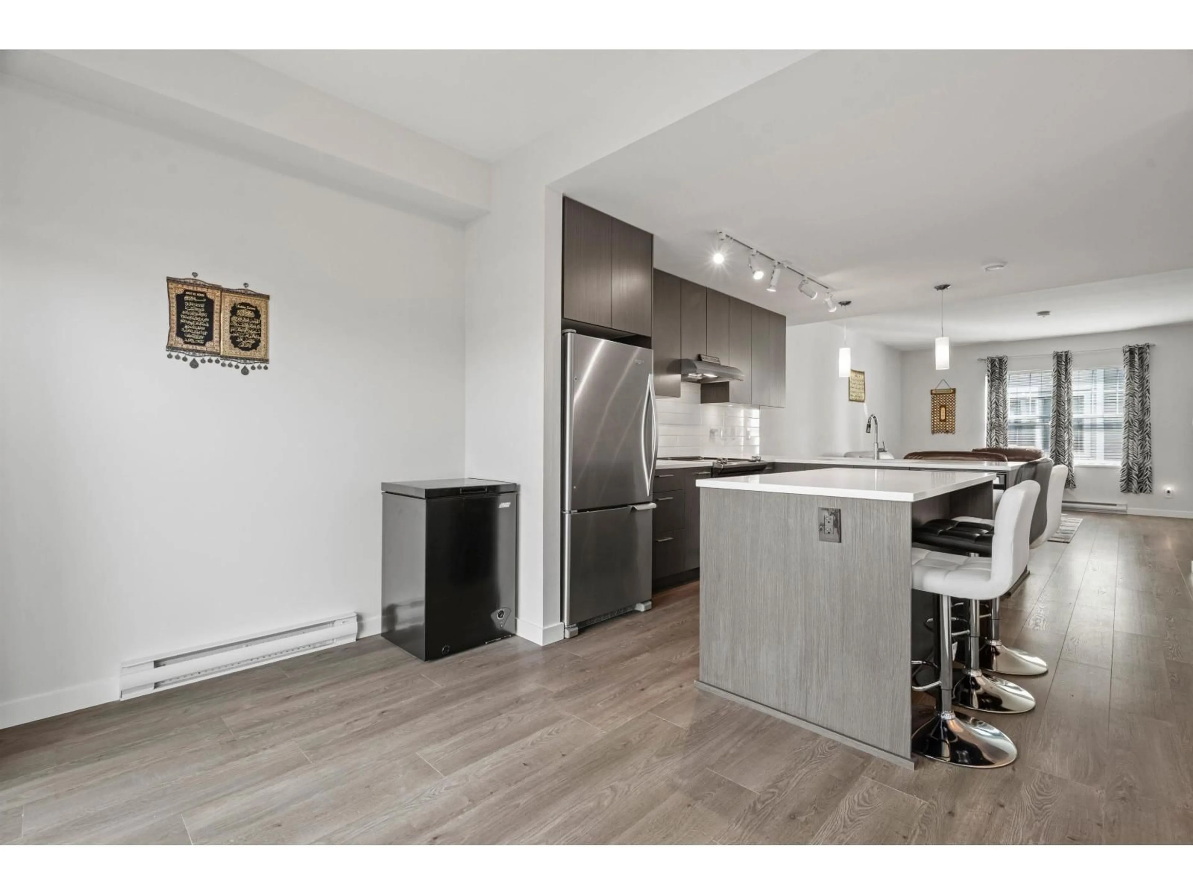 Open concept kitchen, wood/laminate floor for 150 - 32633 SIMON, Abbotsford British Columbia V2T0G9