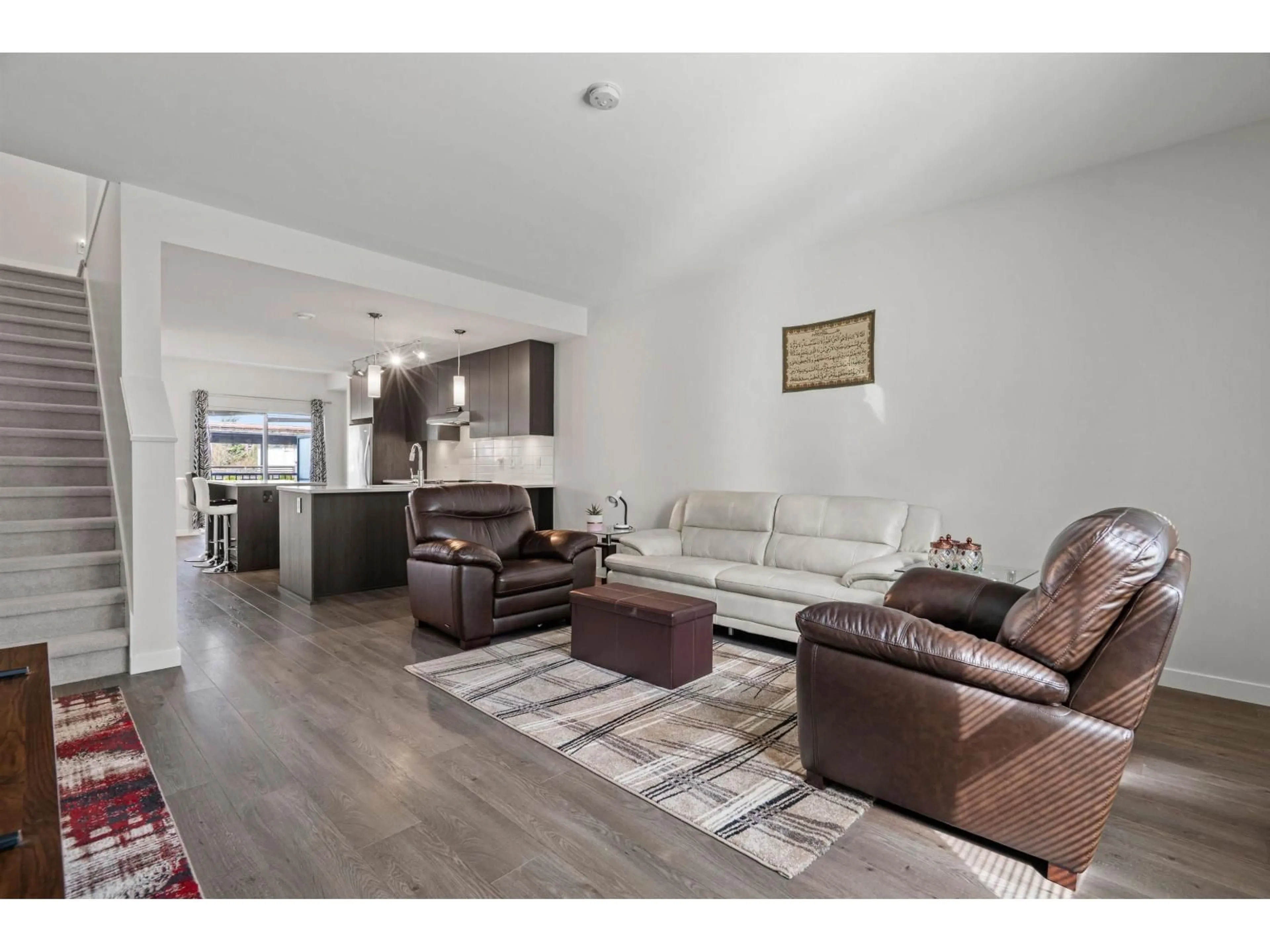 Living room with furniture, wood/laminate floor for 150 - 32633 SIMON, Abbotsford British Columbia V2T0G9