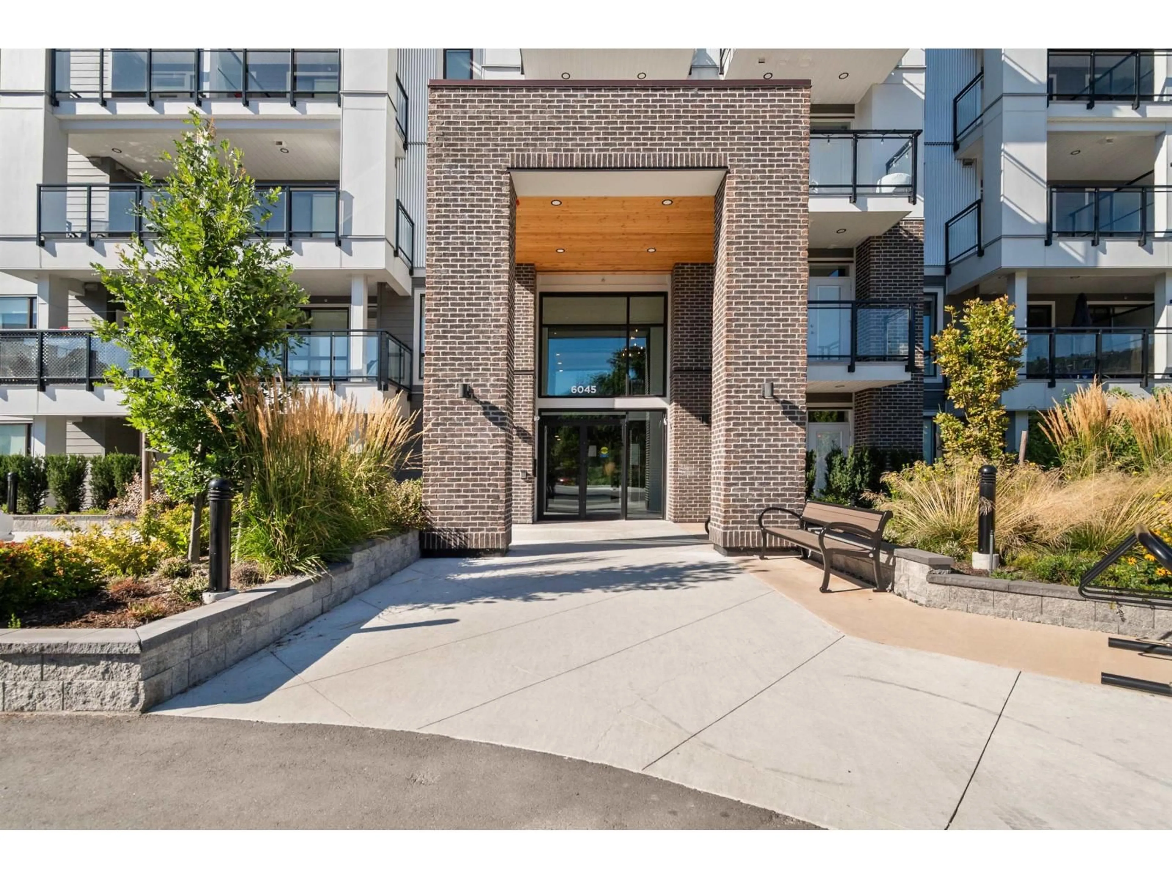 Indoor foyer for 610 - 6045 CHILLIWACK RIVER ROAD, Chilliwack British Columbia V2R6E5