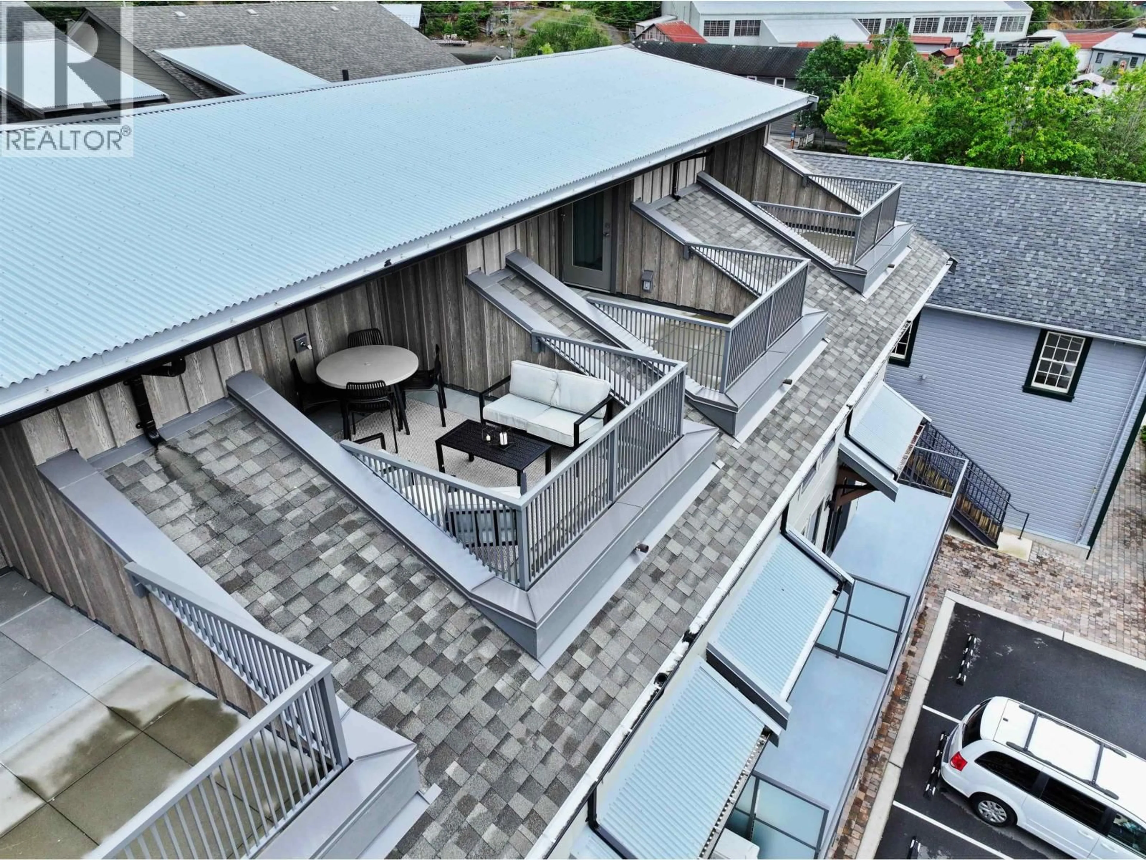 A pic from outside/outdoor area/front of a property/back of a property/a pic from drone, city buildings view from balcony for 27 - 351 COPPER DRIVE, Britannia Beach British Columbia V6Z1N9