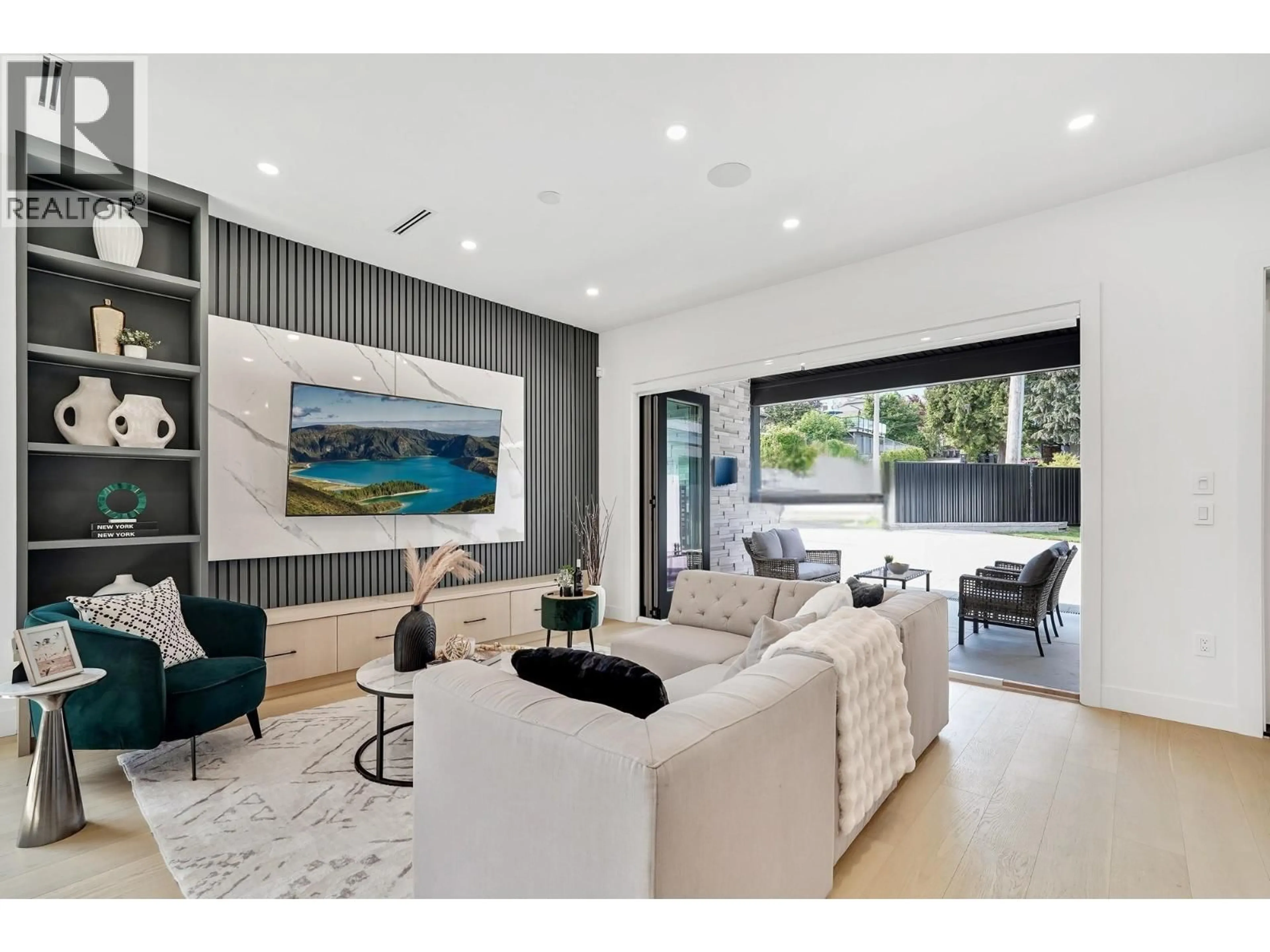 Living room with furniture, unknown for 411 EIGHTH AVENUE, New Westminster British Columbia V3L1Y4