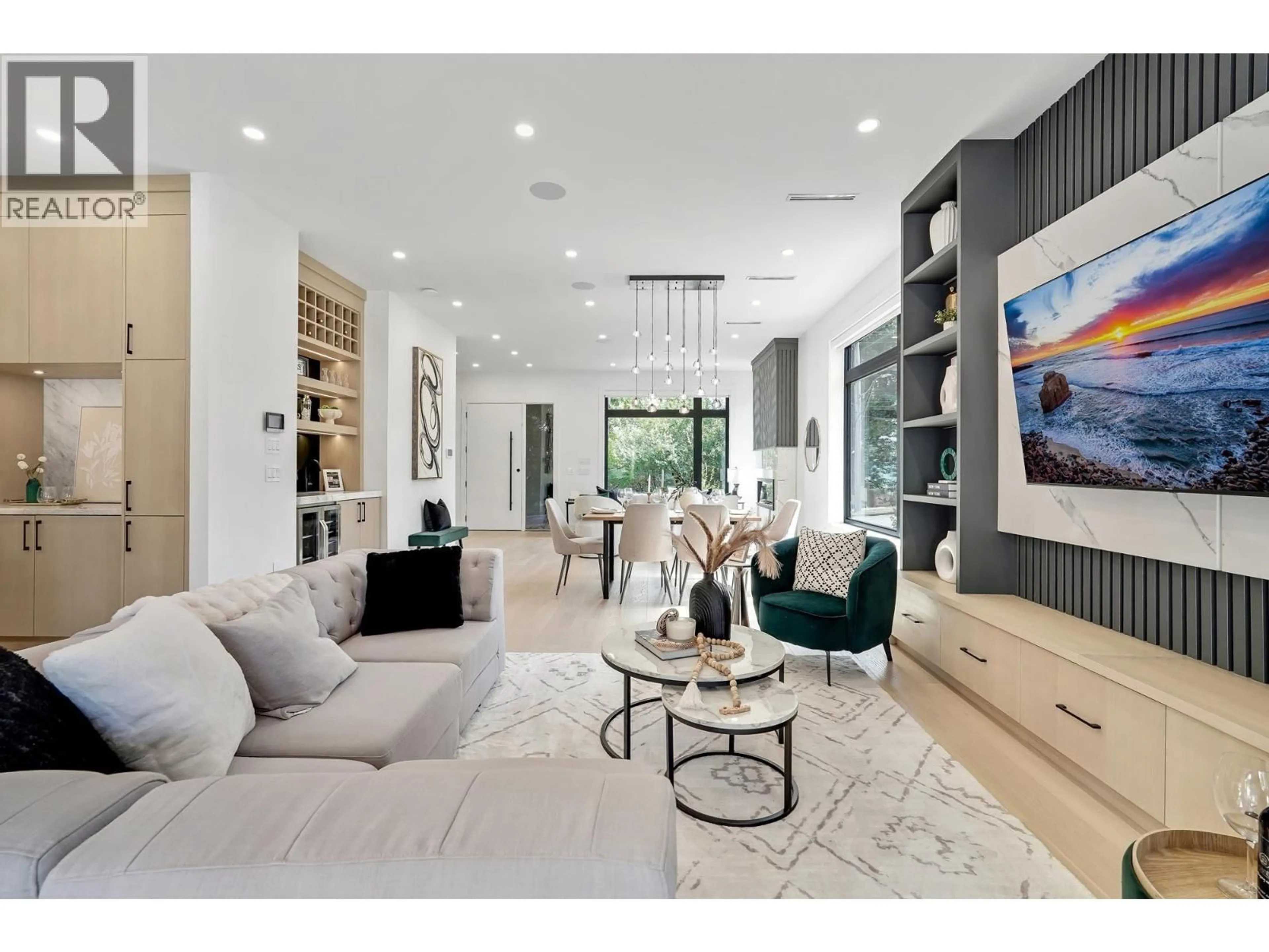 Living room with furniture, unknown for 411 EIGHTH AVENUE, New Westminster British Columbia V3L1Y4