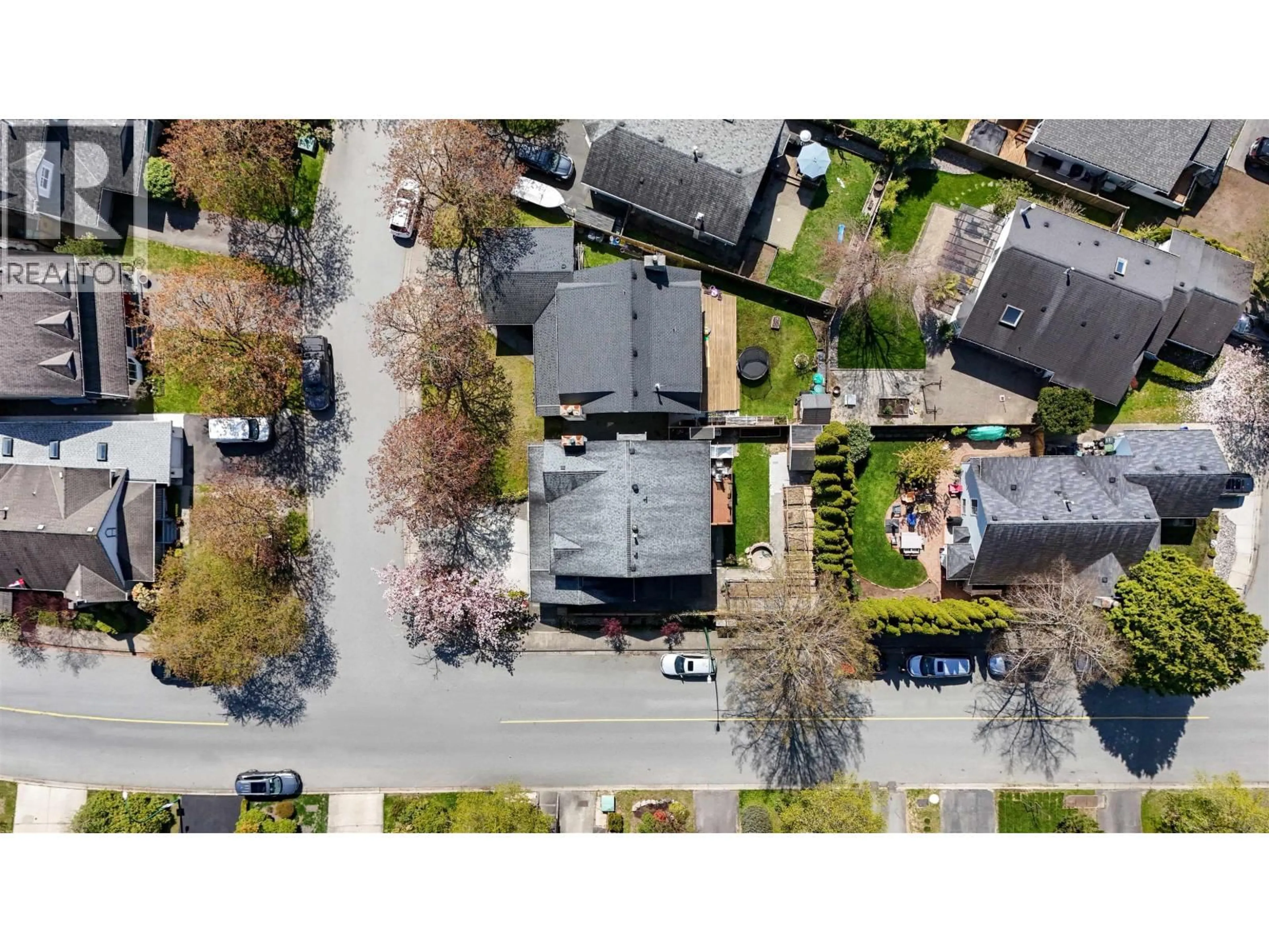 A pic from outside/outdoor area/front of a property/back of a property/a pic from drone, street for 883 NAIRN COURT, North Vancouver British Columbia V7H2S4