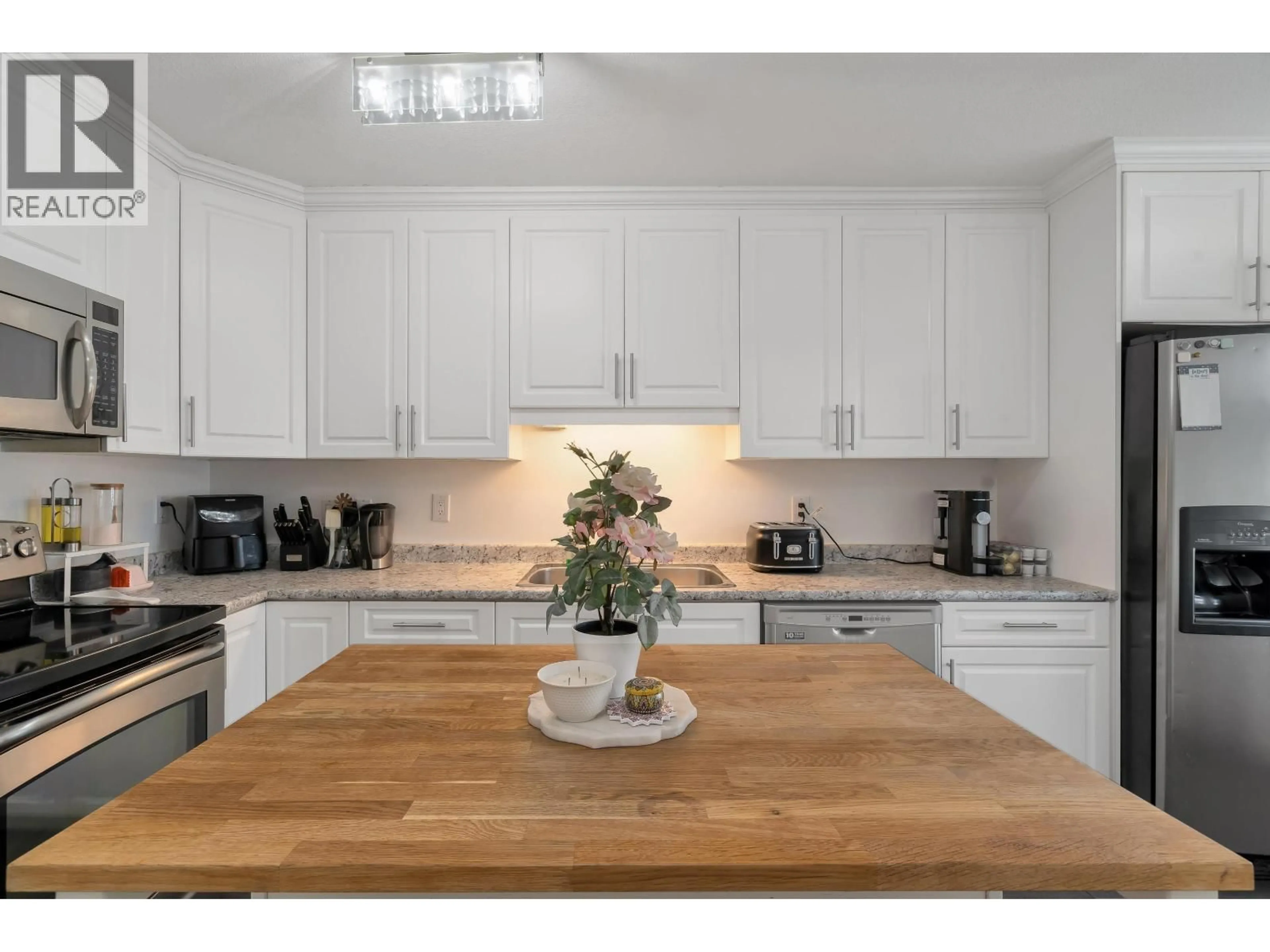 Open concept kitchen, wood/laminate floor for 16 - 20630 118 AVENUE, Maple Ridge British Columbia V2X0S1