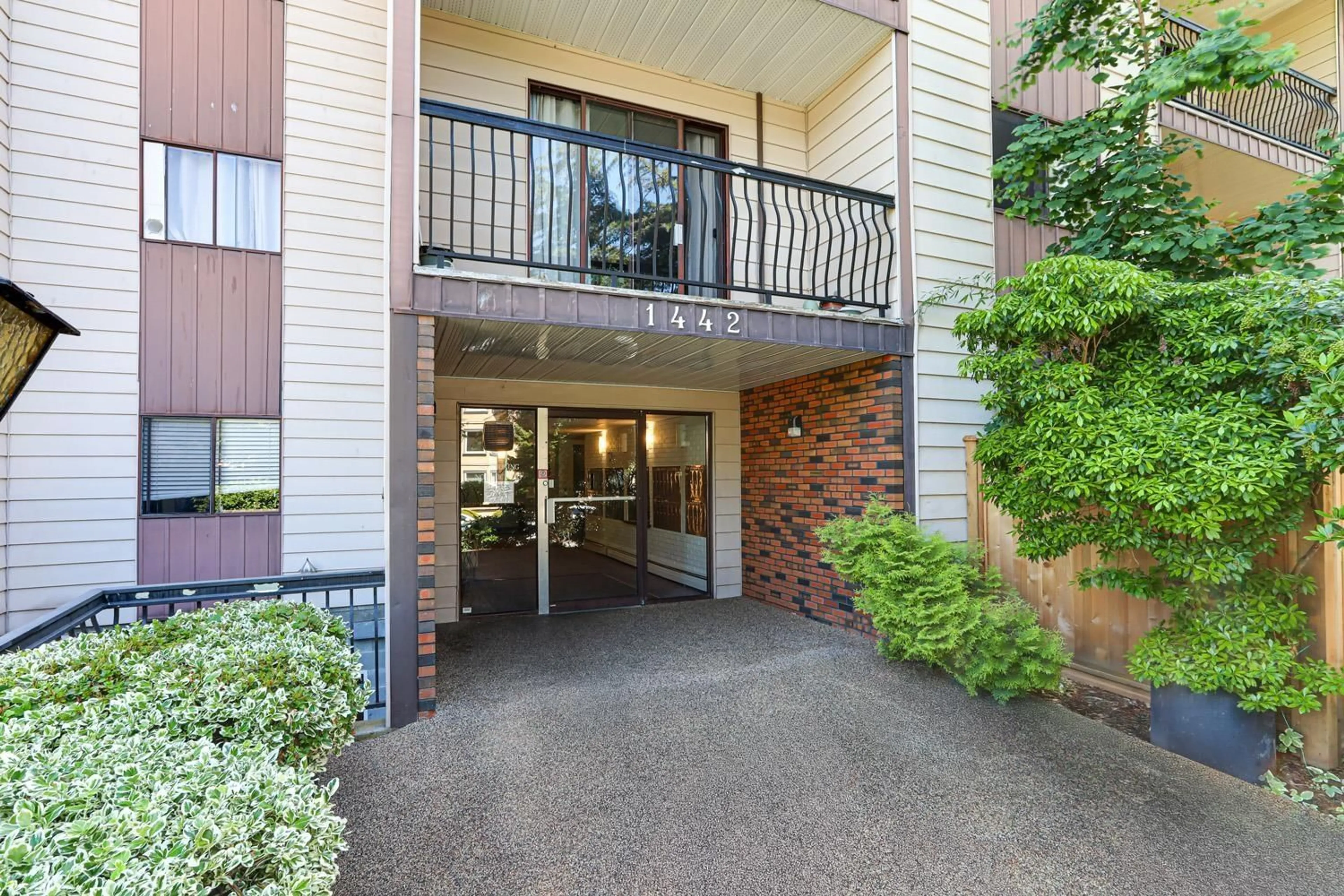 Indoor foyer for 205 - 1442 BLACKWOOD, White Rock British Columbia V4B3V5