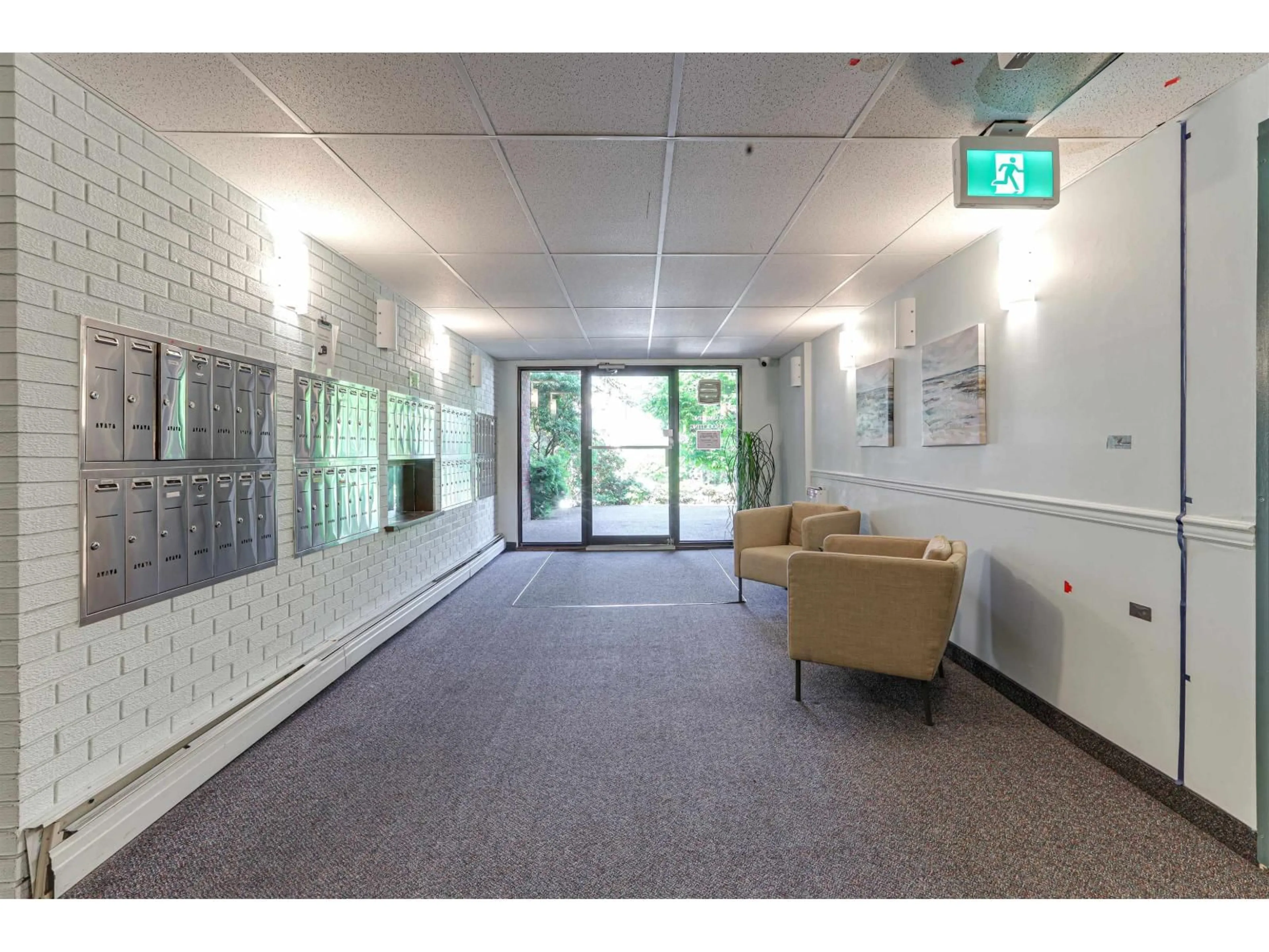 Indoor foyer for 205 - 1442 BLACKWOOD, White Rock British Columbia V4B3V5