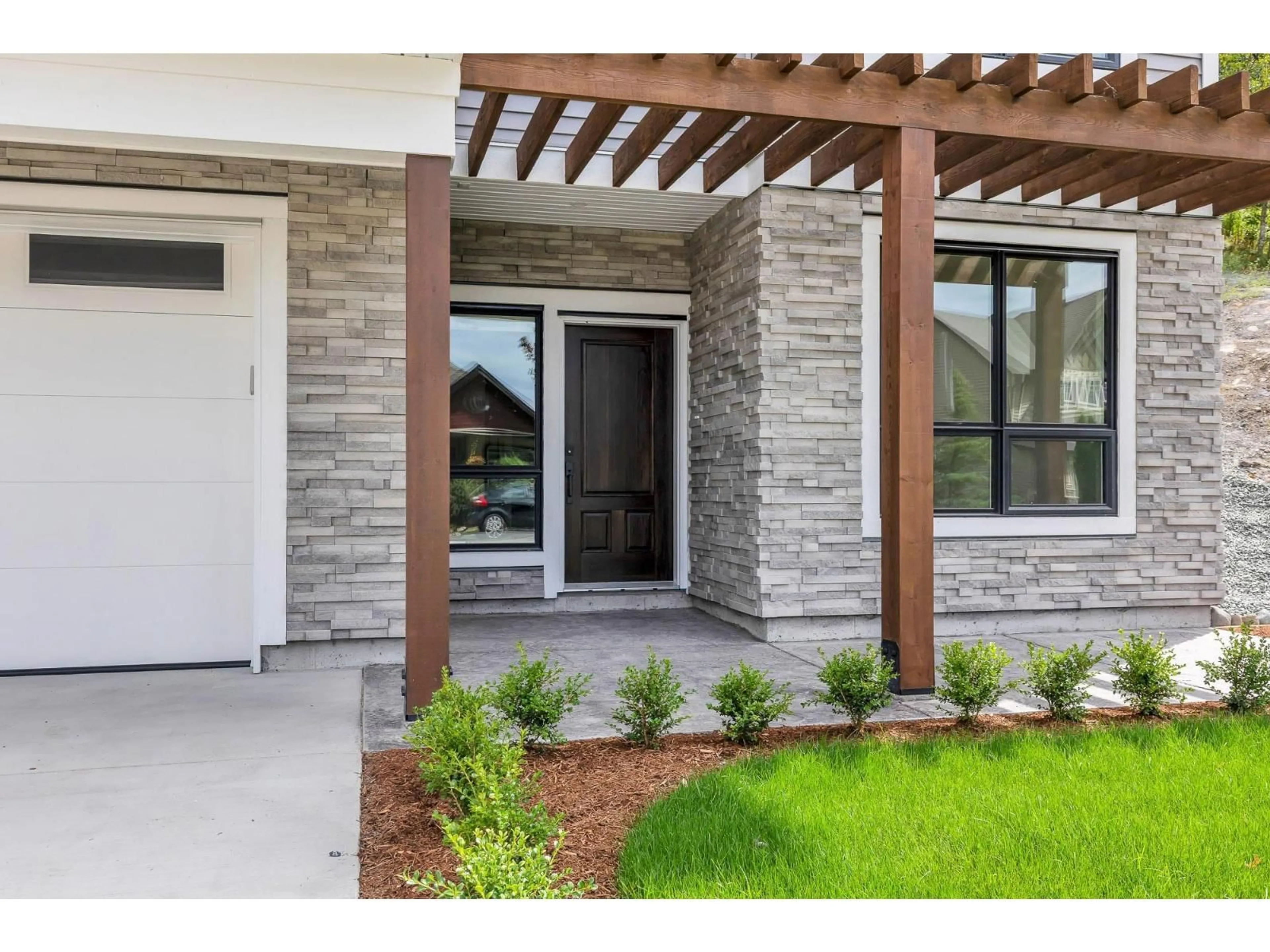 Indoor entryway for 47180 SYLVAN DRIVE, Chilliwack British Columbia V2R0R8