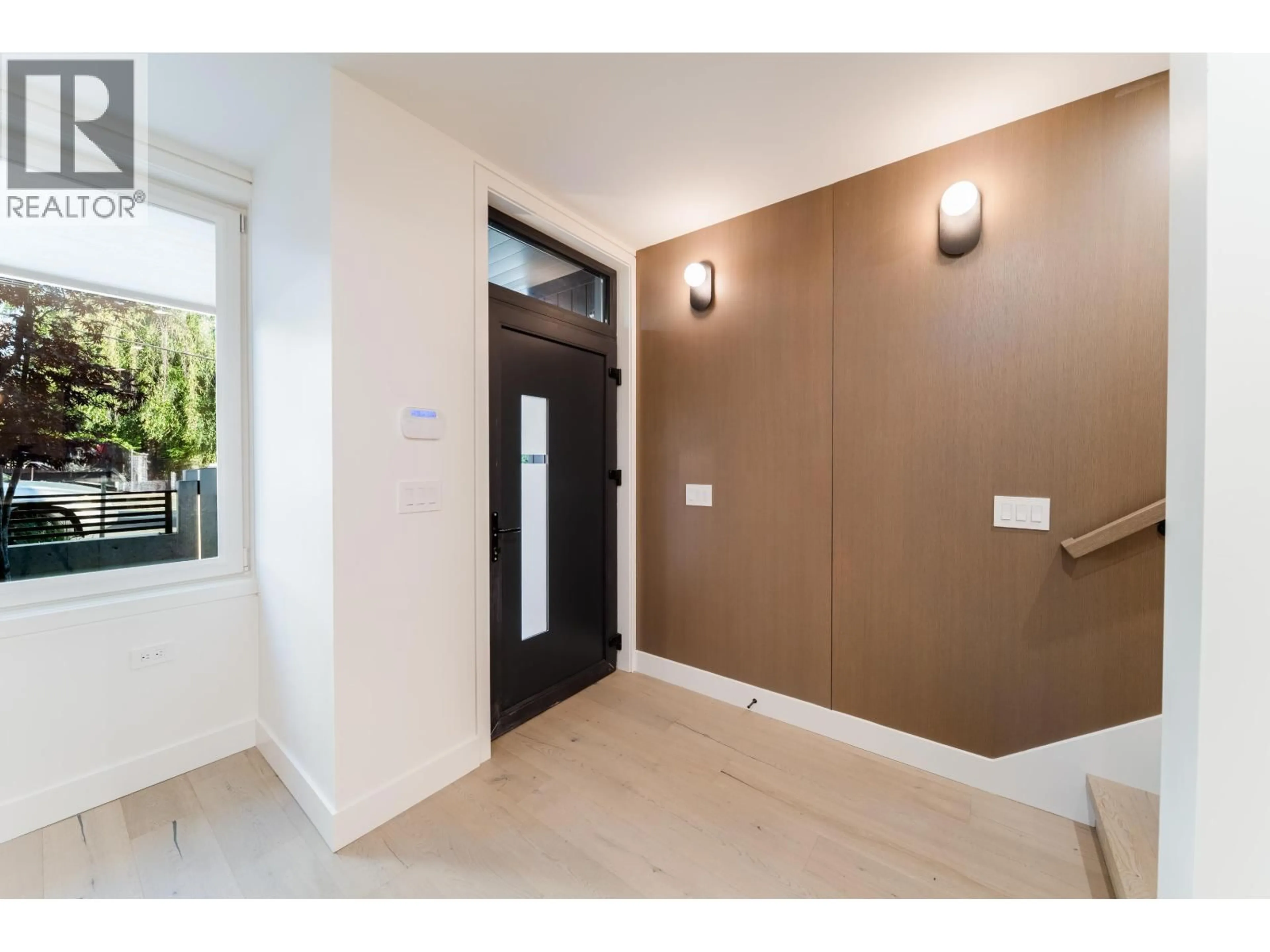 Indoor foyer for 2 - 817 ST. ANDREWS STREET, New Westminster British Columbia V3M1V9