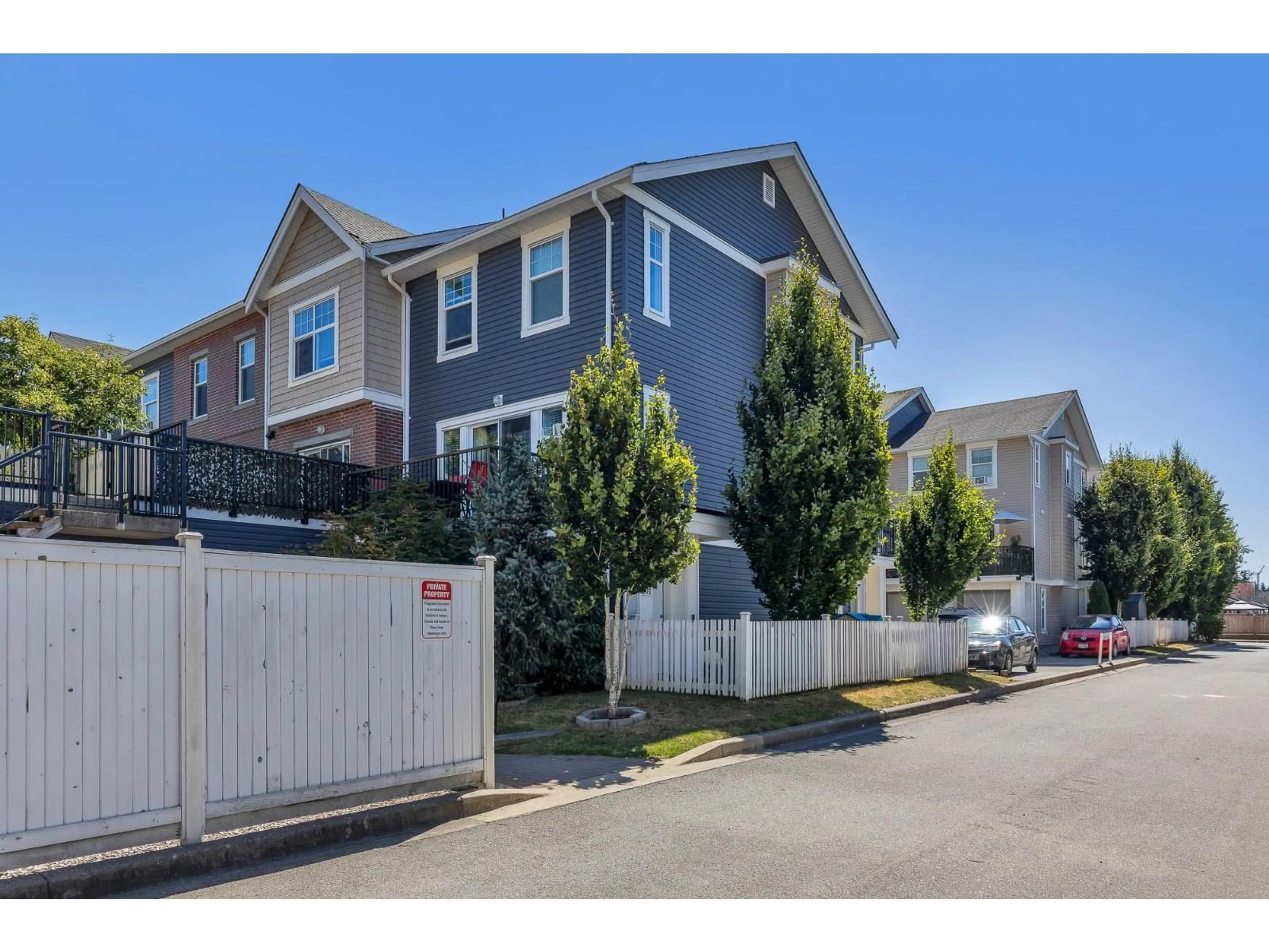 A pic from outside/outdoor area/front of a property/back of a property/a pic from drone, street for 601 - 32789 BURTON, Mission British Columbia V4S0C9