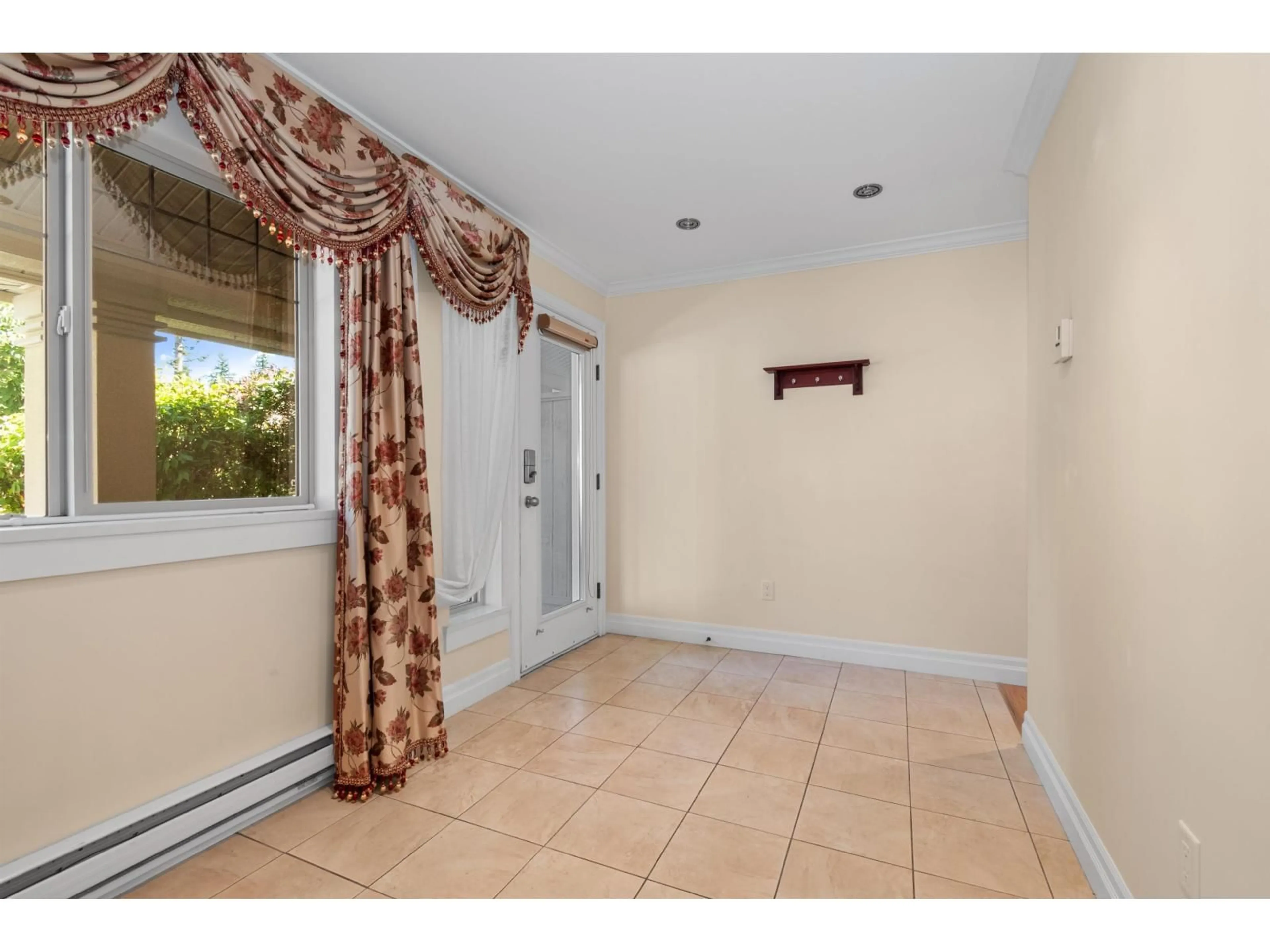 Indoor entryway for 24 - 5960 COWICHAN STREET, Chilliwack British Columbia V2R0L6