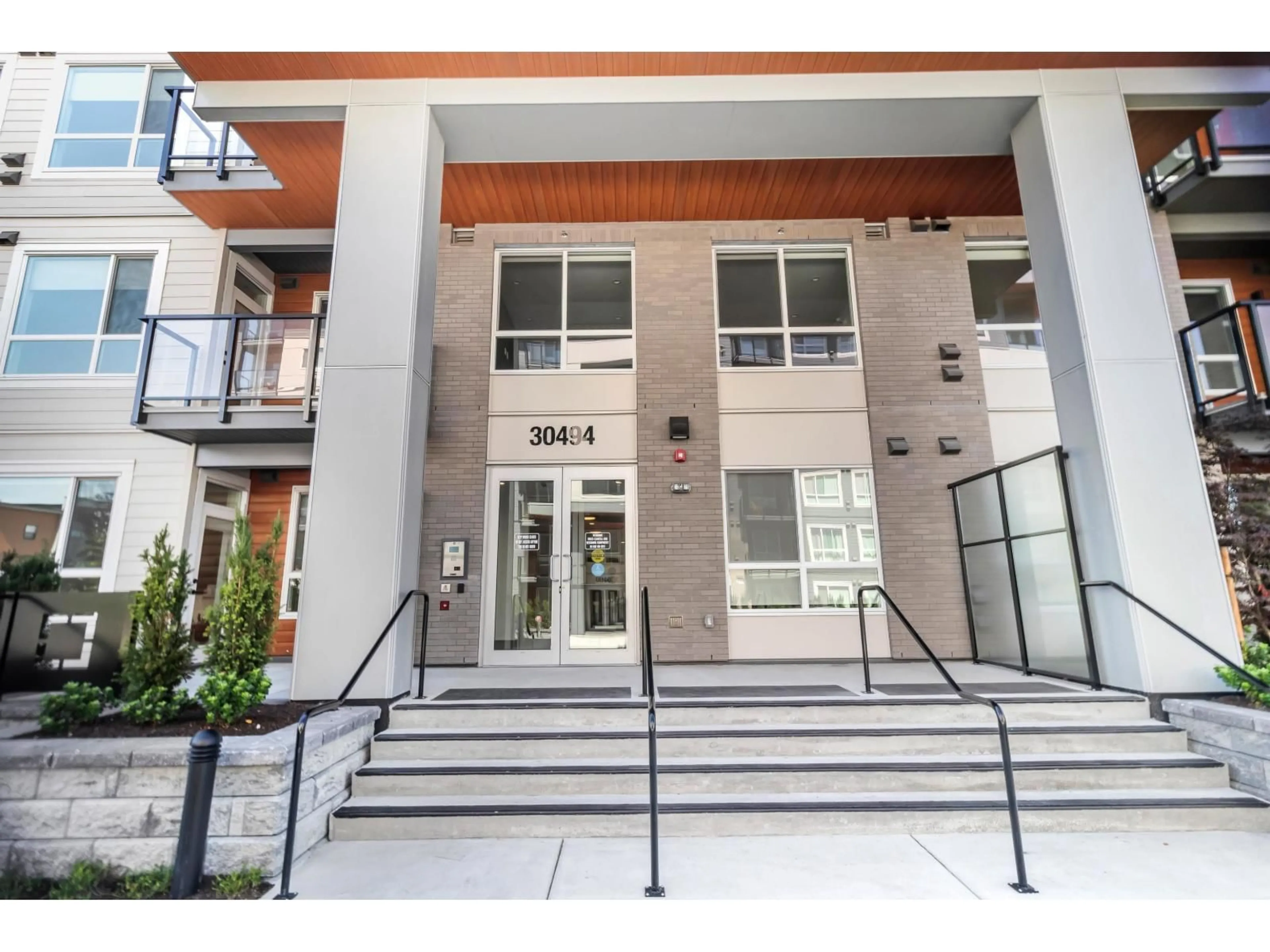 Indoor entryway for 511 - 30494 CARDINAL, Abbotsford British Columbia V2T0M1