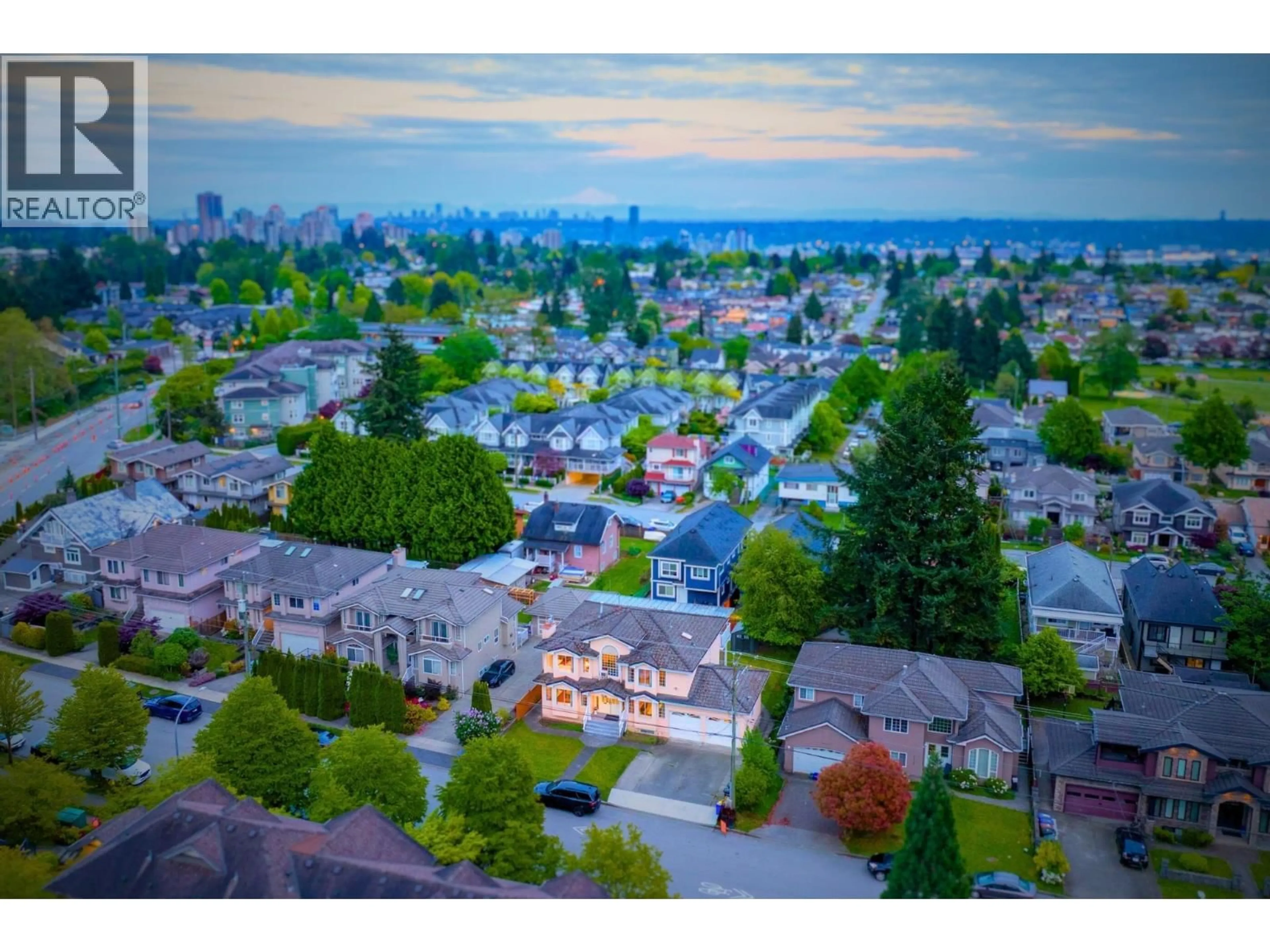 A pic from outside/outdoor area/front of a property/back of a property/a pic from drone, unknown for 7336 16TH AVENUE, Burnaby British Columbia V3N1N8