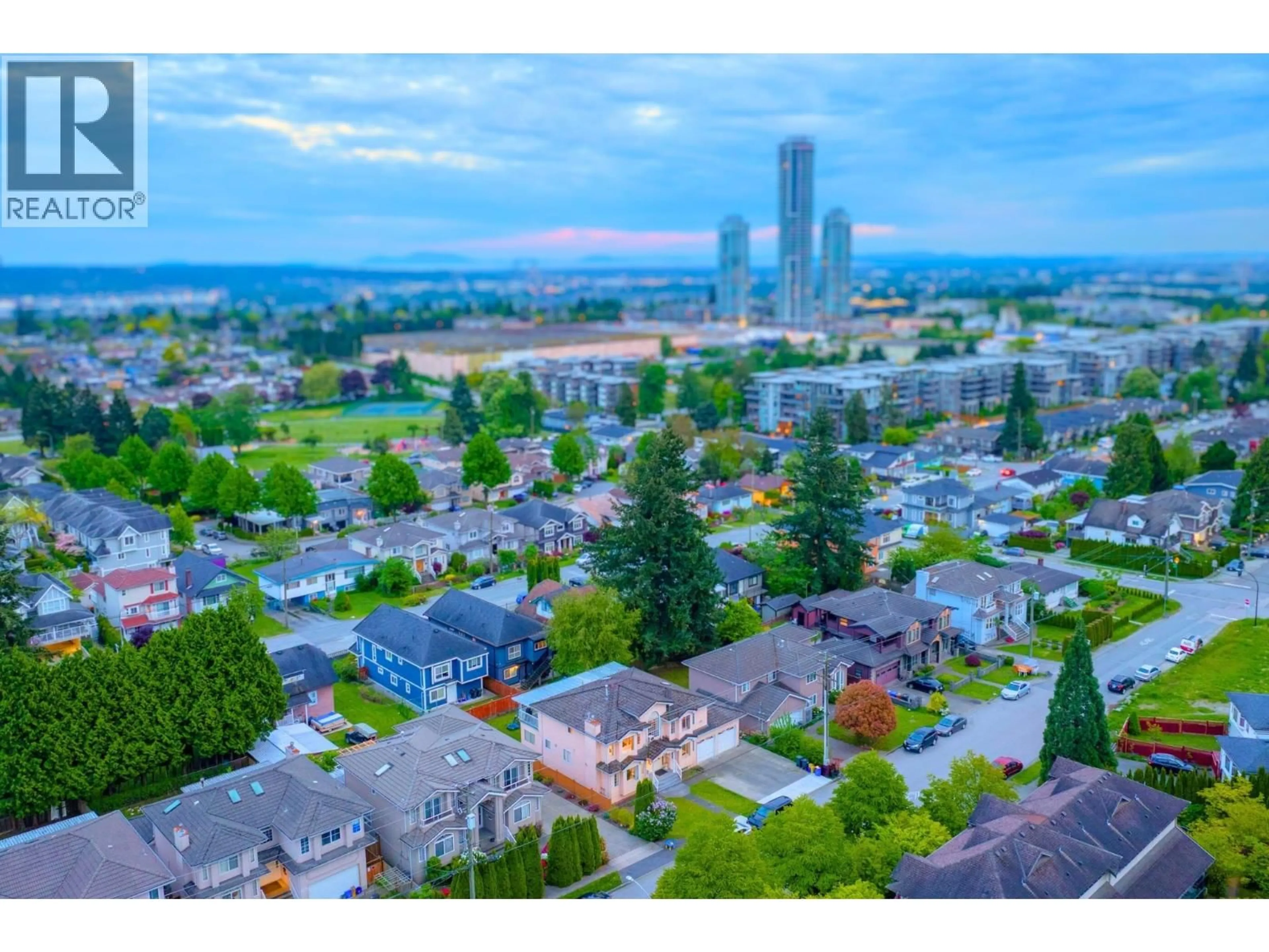 A pic from outside/outdoor area/front of a property/back of a property/a pic from drone, city buildings view from balcony for 7336 16TH AVENUE, Burnaby British Columbia V3N1N8