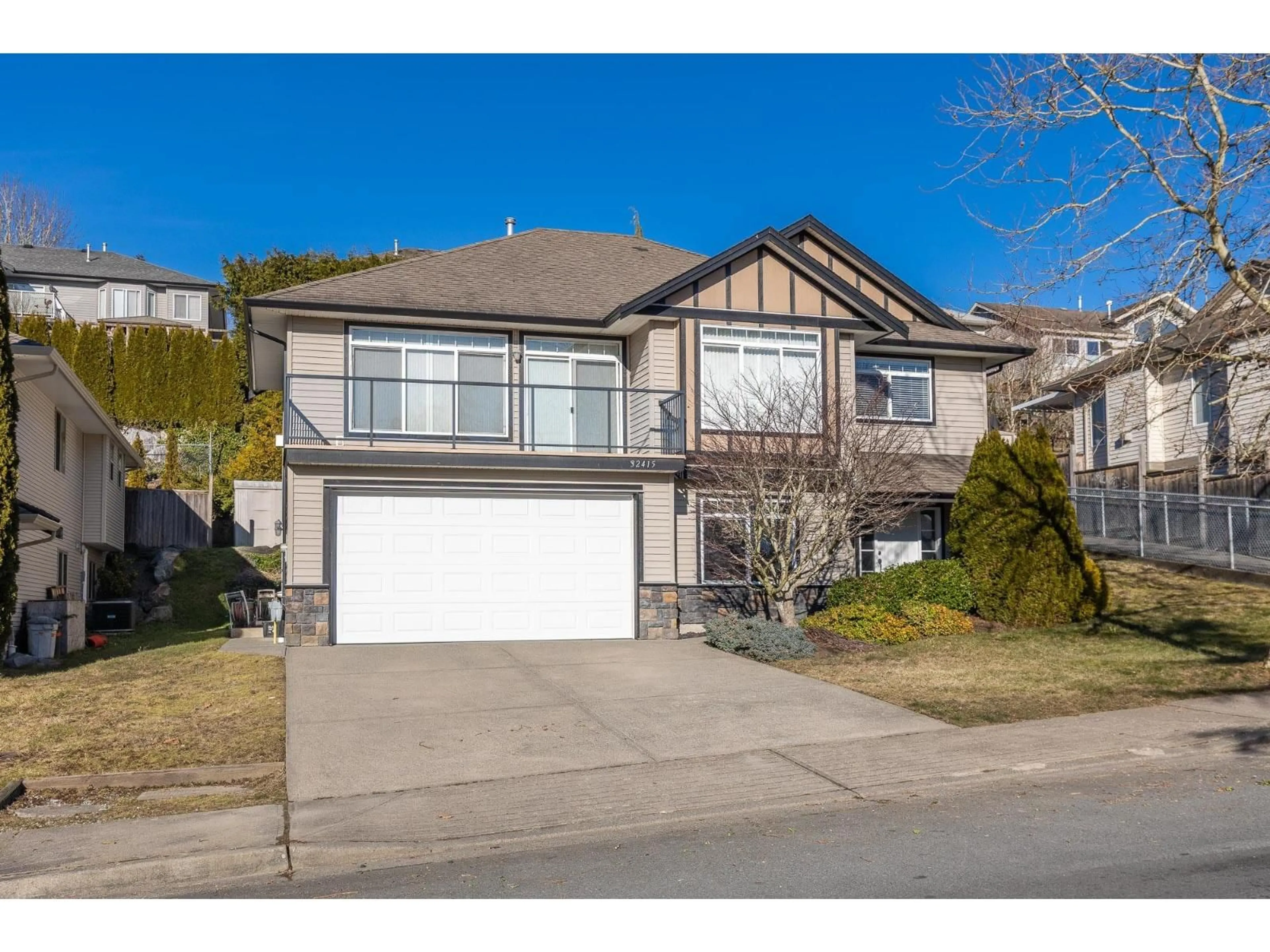 Home with vinyl exterior material, street for 32415 BADGER, Mission British Columbia V2V5H8