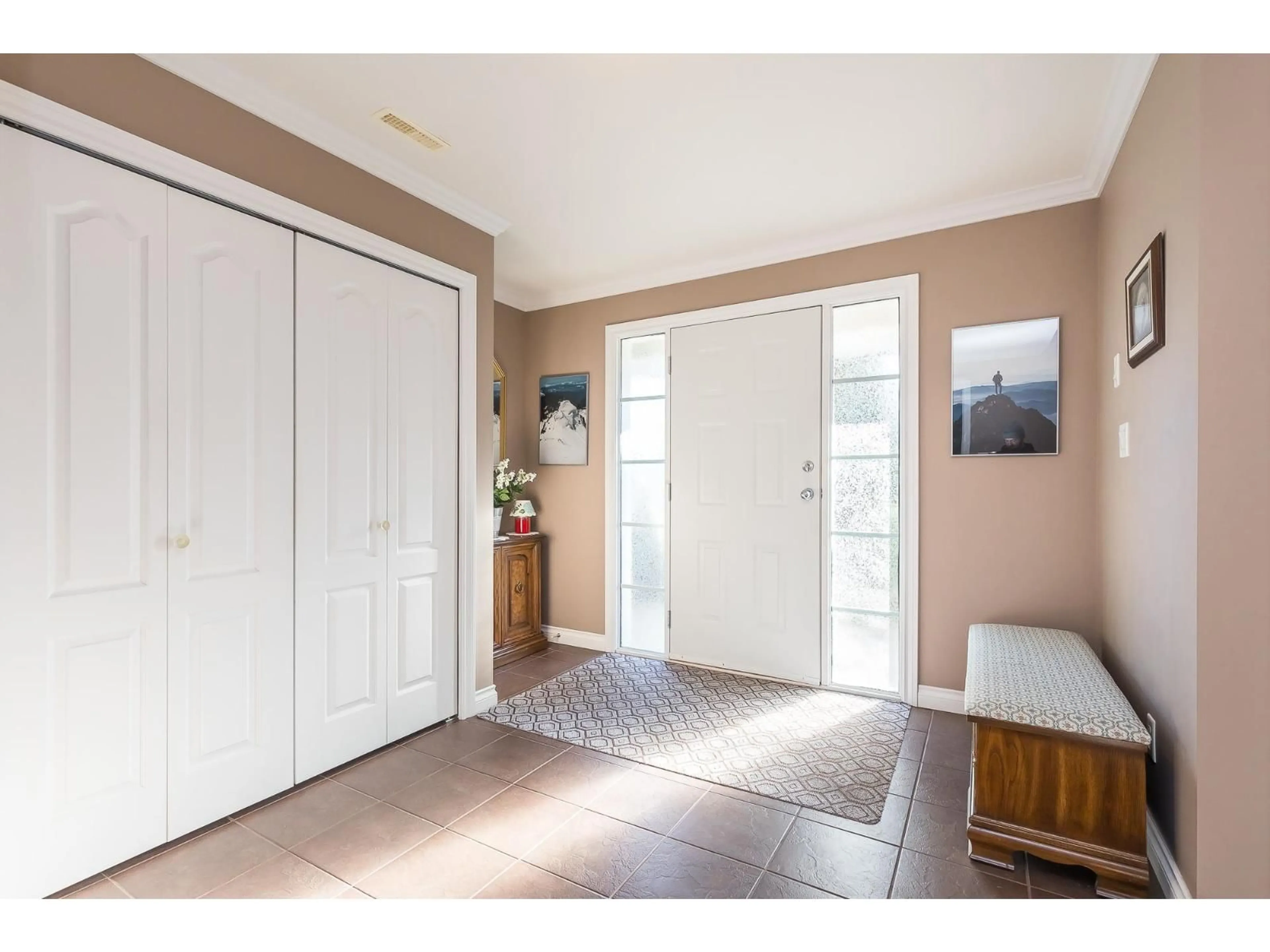 Indoor entryway for 32415 BADGER, Mission British Columbia V2V5H8
