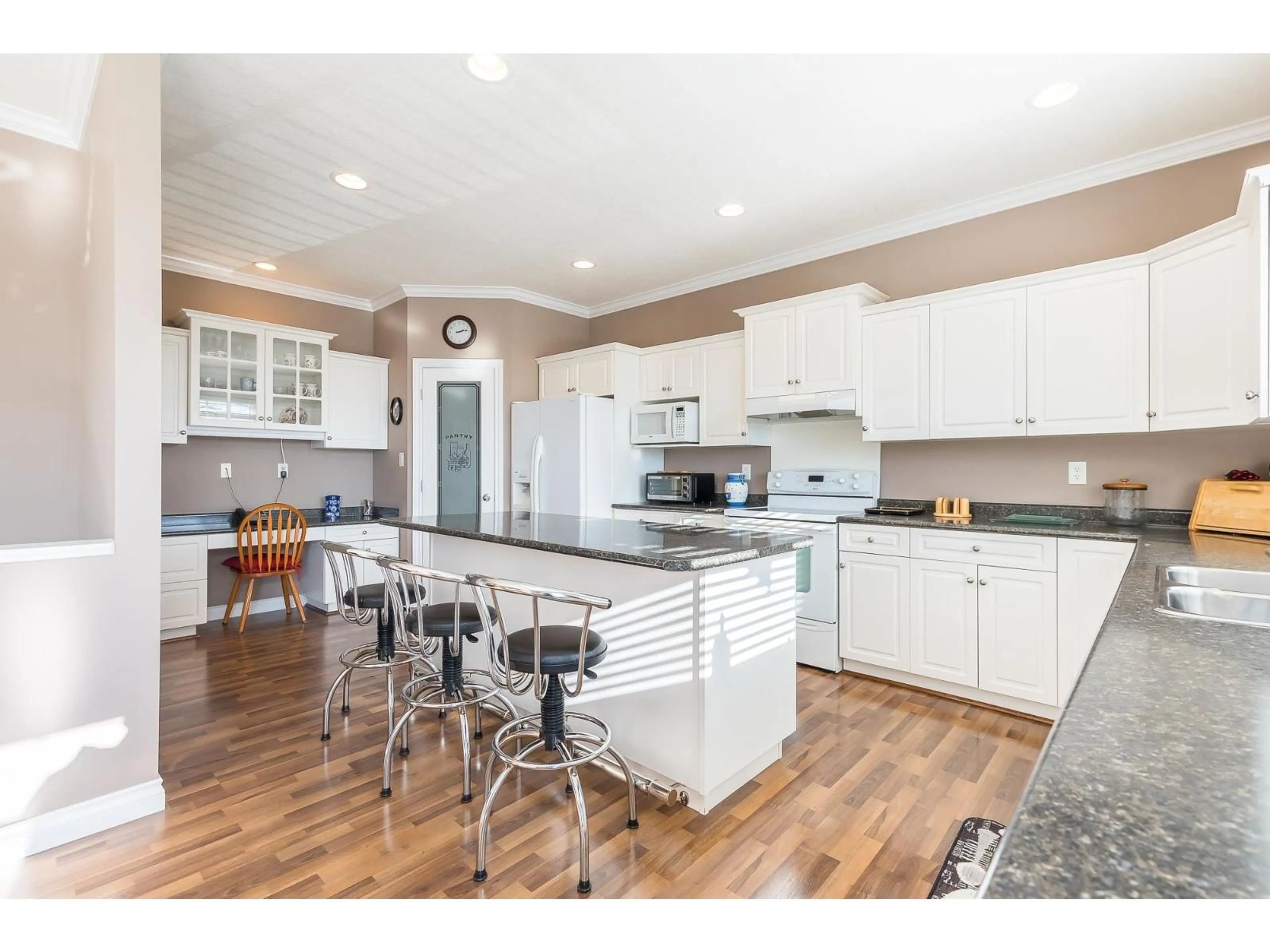Open concept kitchen, unknown for 32415 BADGER, Mission British Columbia V2V5H8