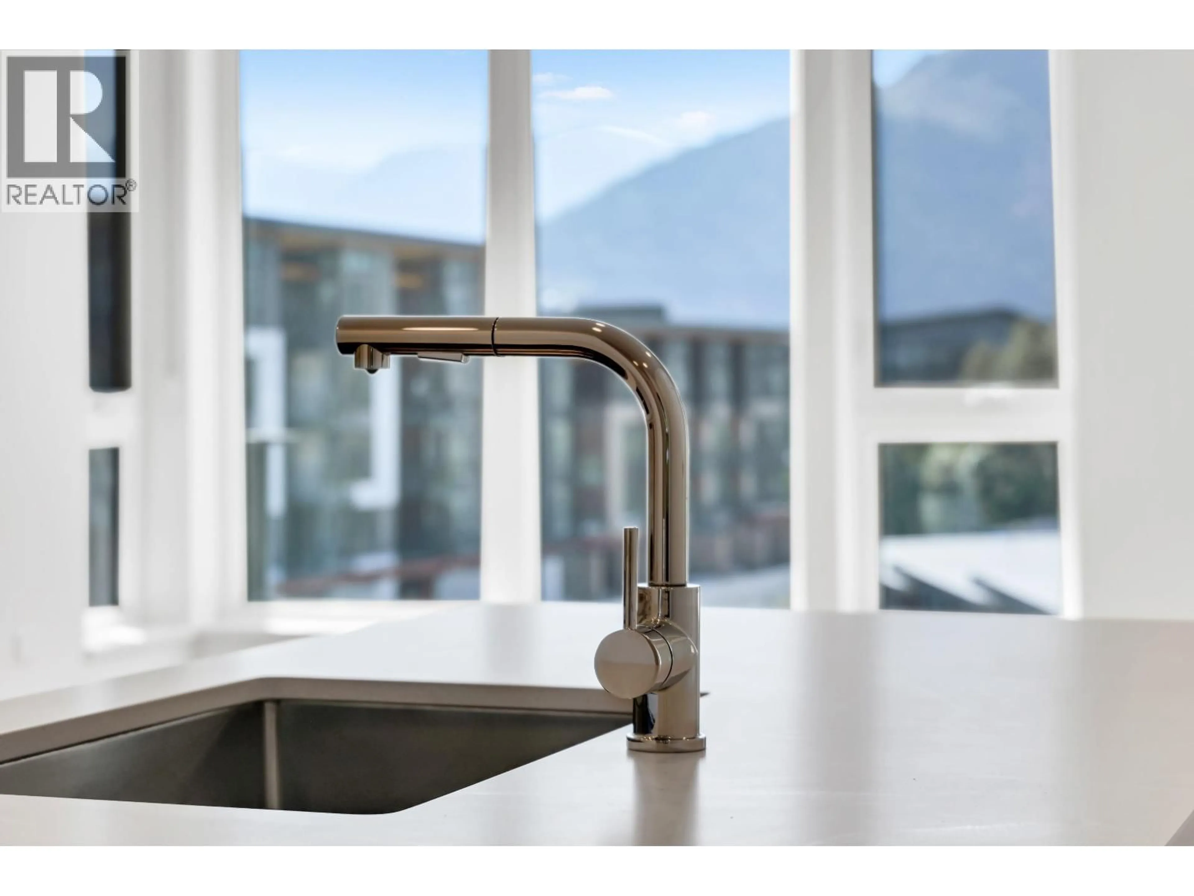 Contemporary kitchen, unknown for 503 - 1506 SCOTT CRESCENT, Squamish British Columbia V8B1G4