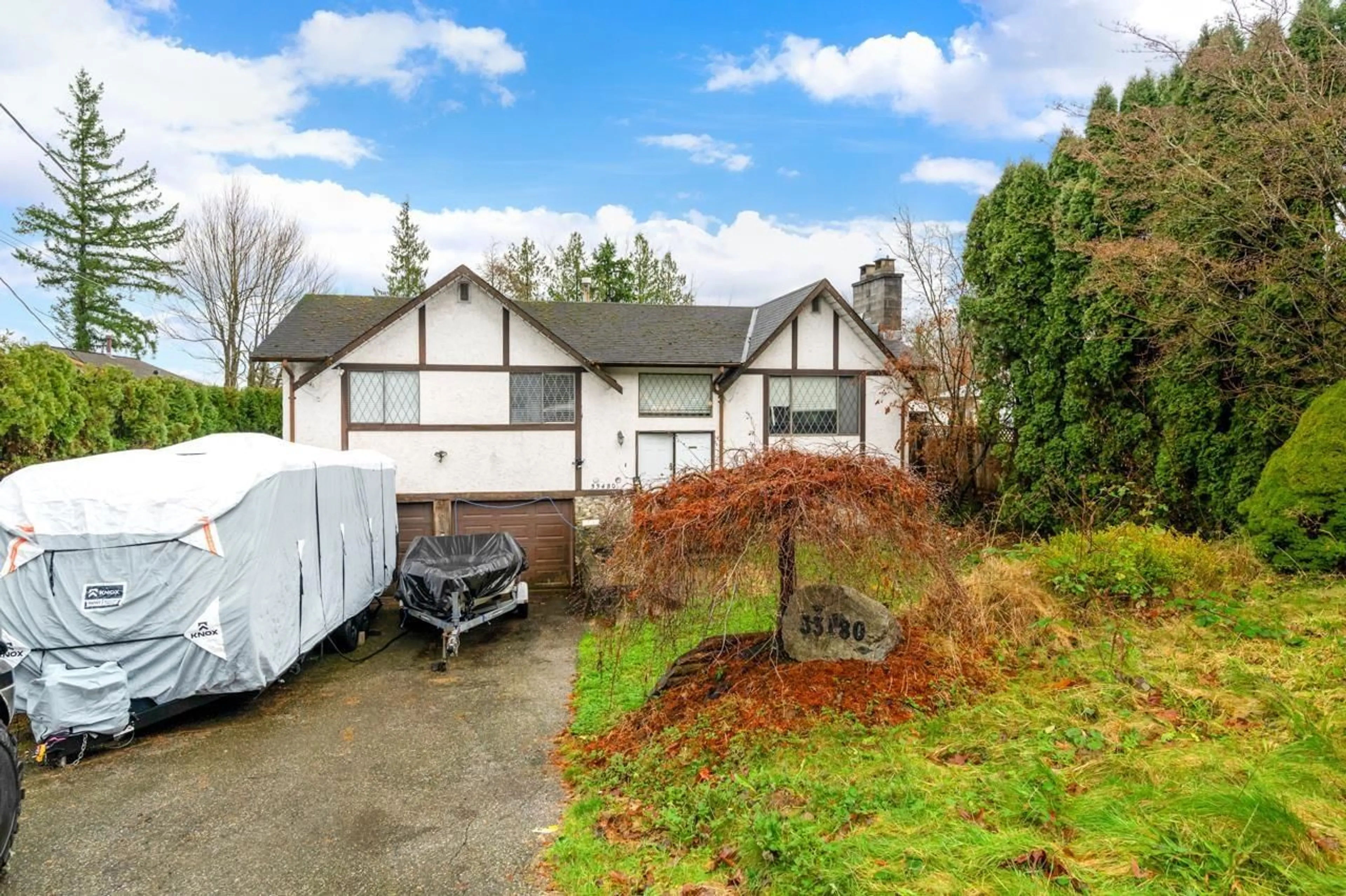 A pic from outside/outdoor area/front of a property/back of a property/a pic from drone, street for 33480 10TH AVENUE, Mission British Columbia V2V2K6