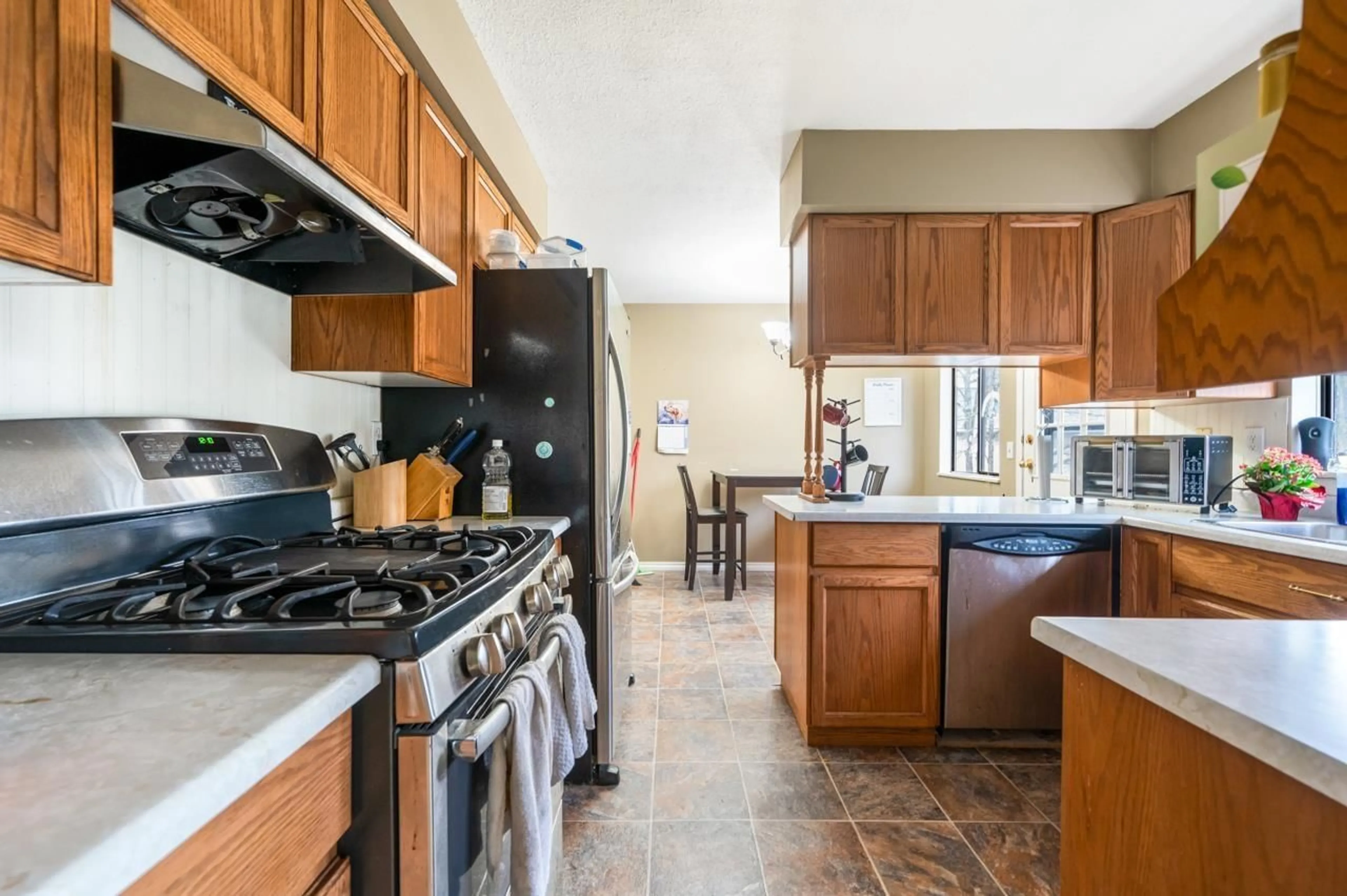 Standard kitchen, ceramic/tile floor for 33480 10TH AVENUE, Mission British Columbia V2V2K6