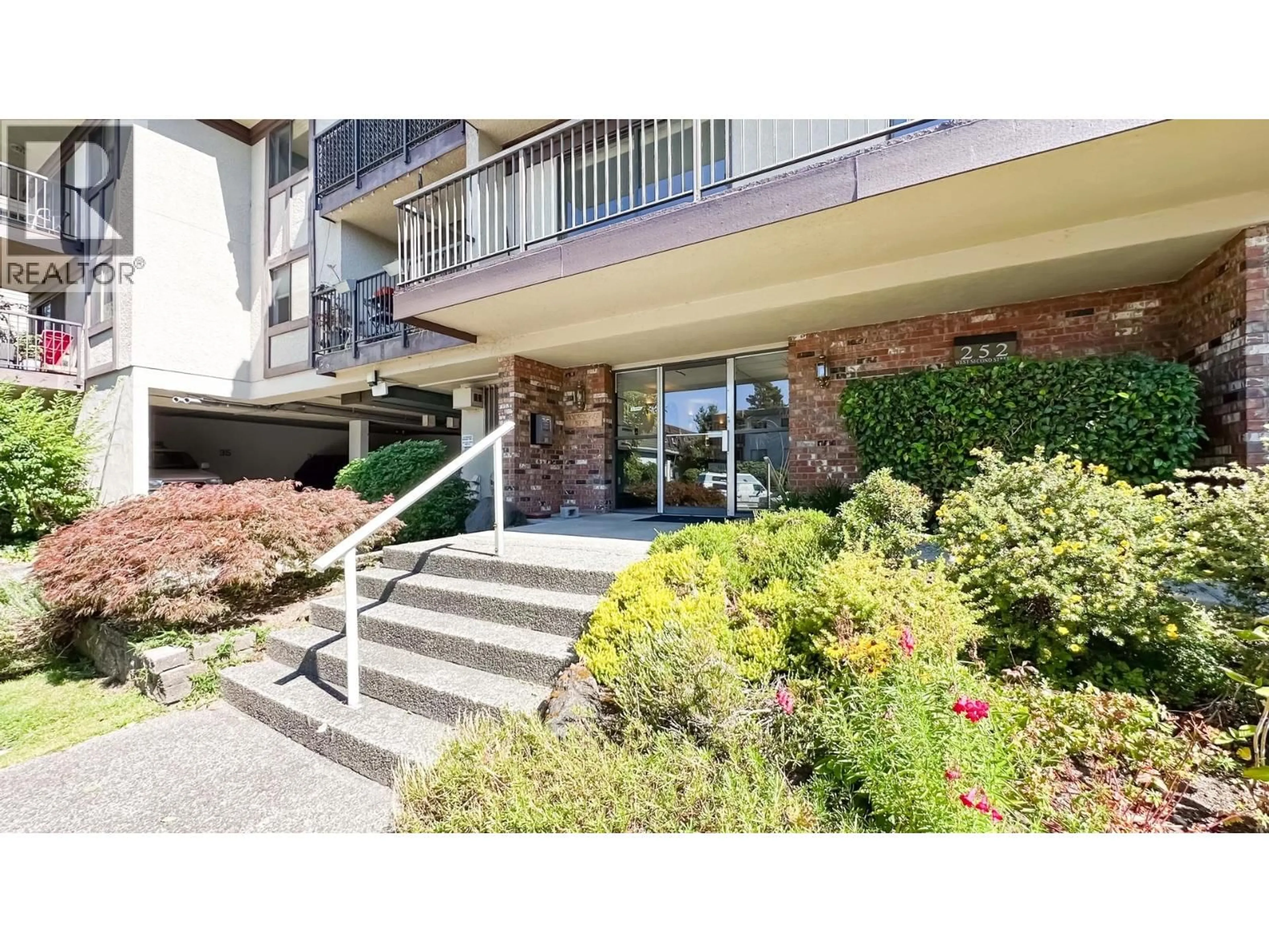 Indoor foyer for 306 - 252 2ND STREET, North Vancouver British Columbia V7M1C8