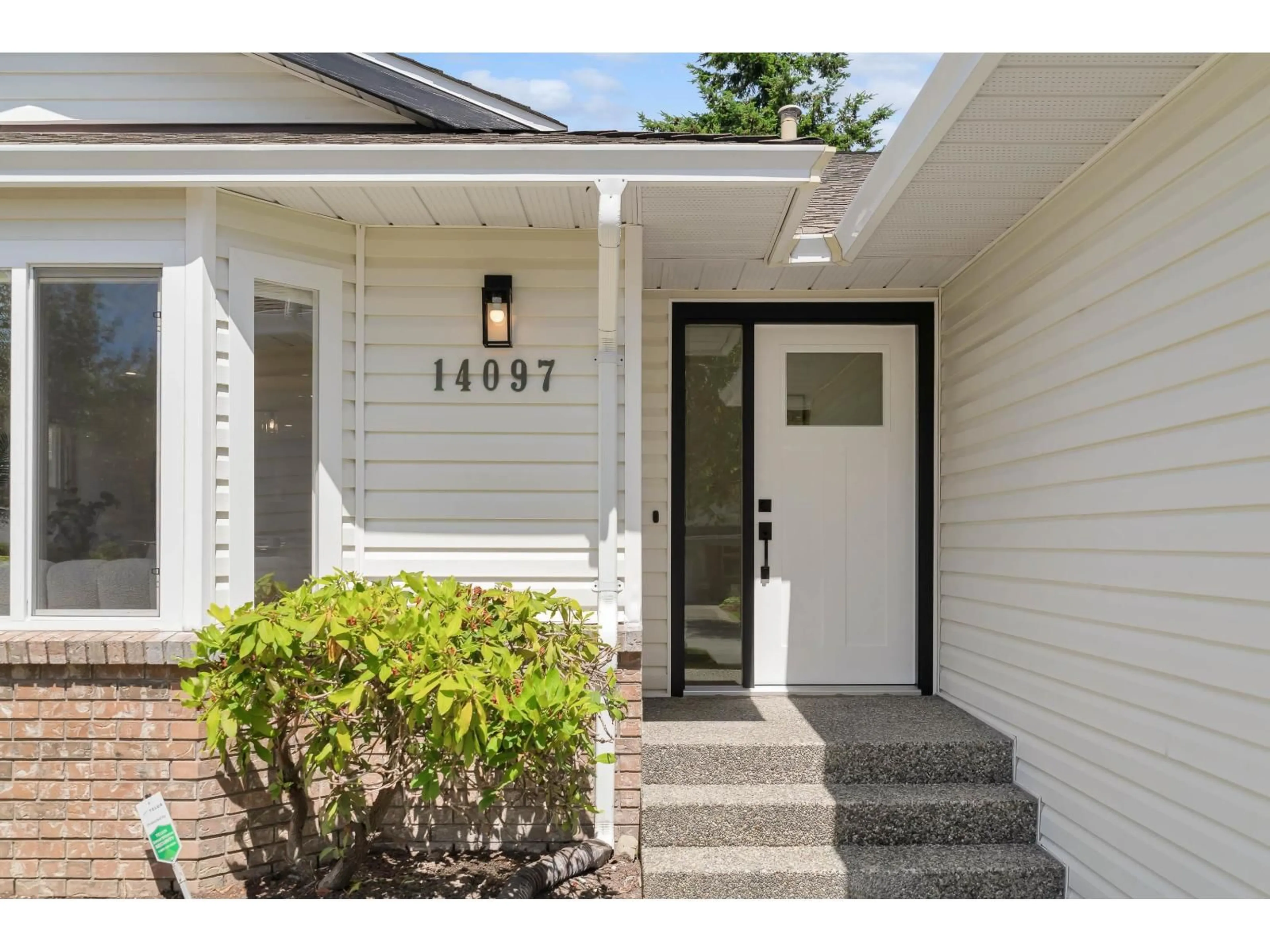 Indoor entryway for 14097 16A, Surrey British Columbia V4A8K2