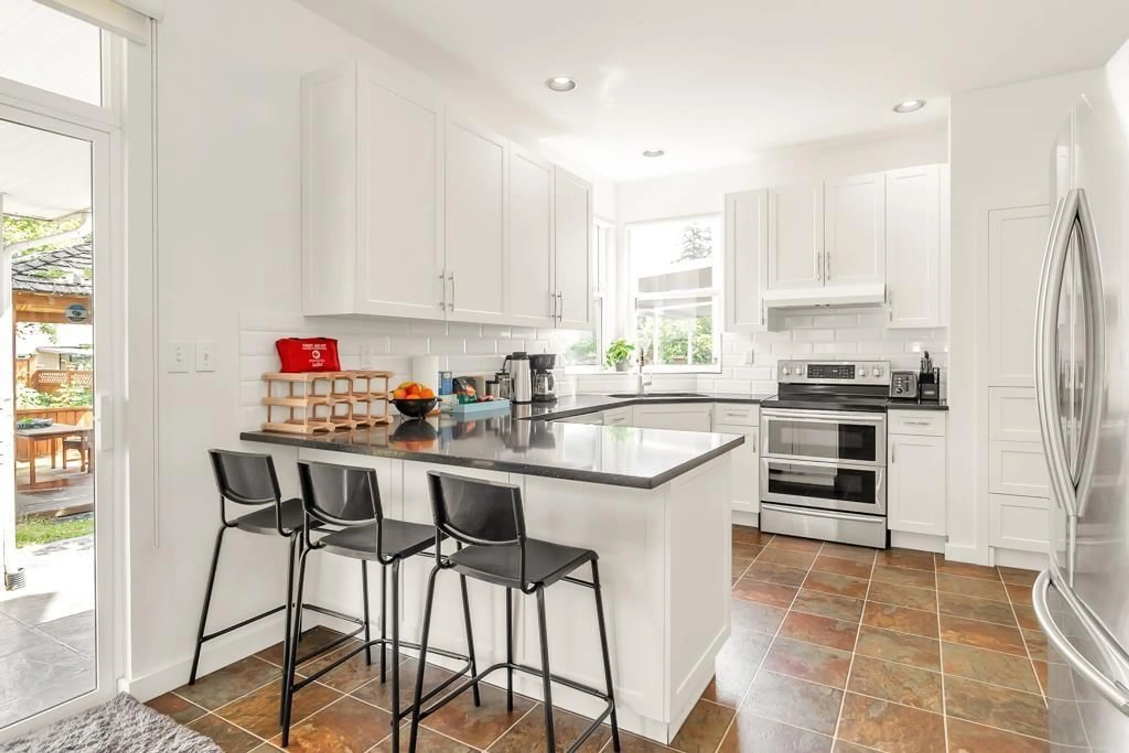 Open concept kitchen, ceramic/tile floor for 16753 84, Surrey British Columbia V4N4W1