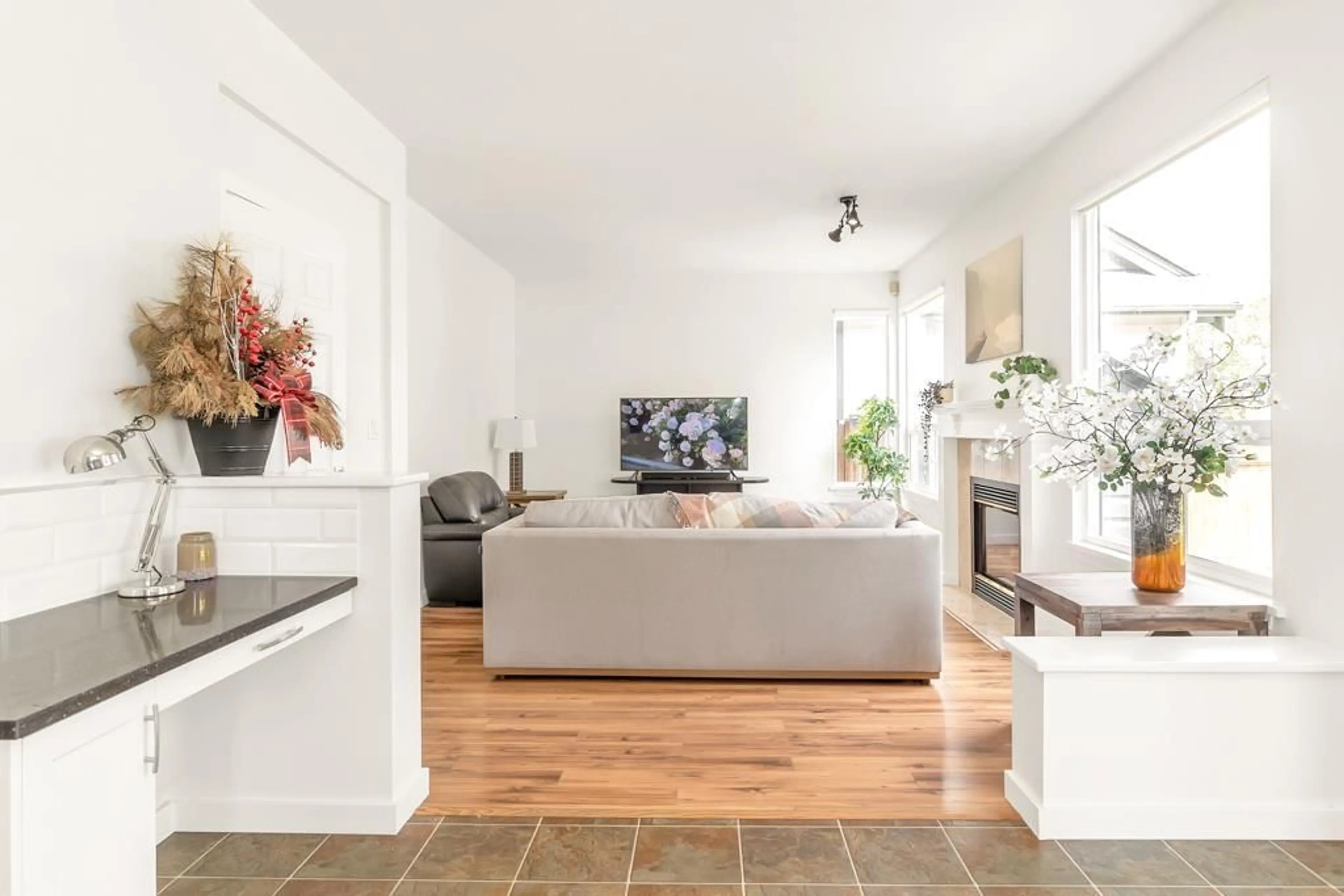 Living room with furniture, unknown for 16753 84, Surrey British Columbia V4N4W1