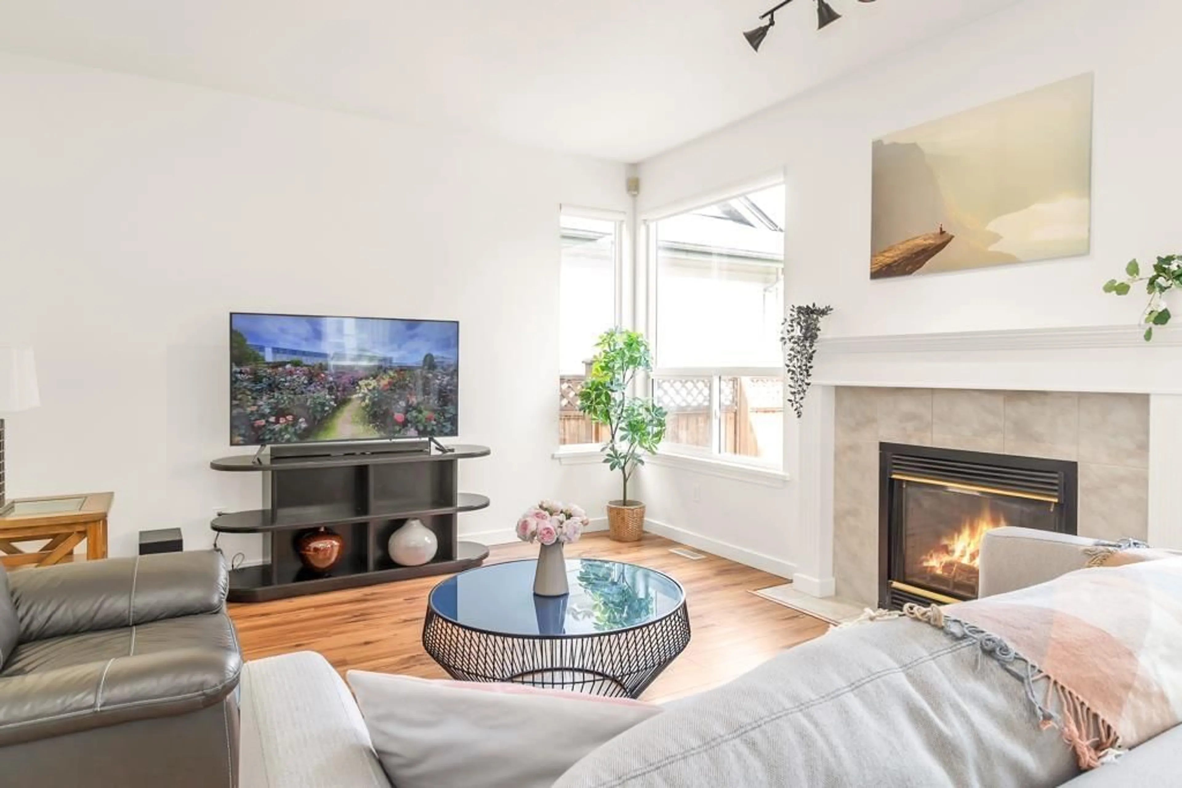 Living room with furniture, wood/laminate floor for 16753 84, Surrey British Columbia V4N4W1