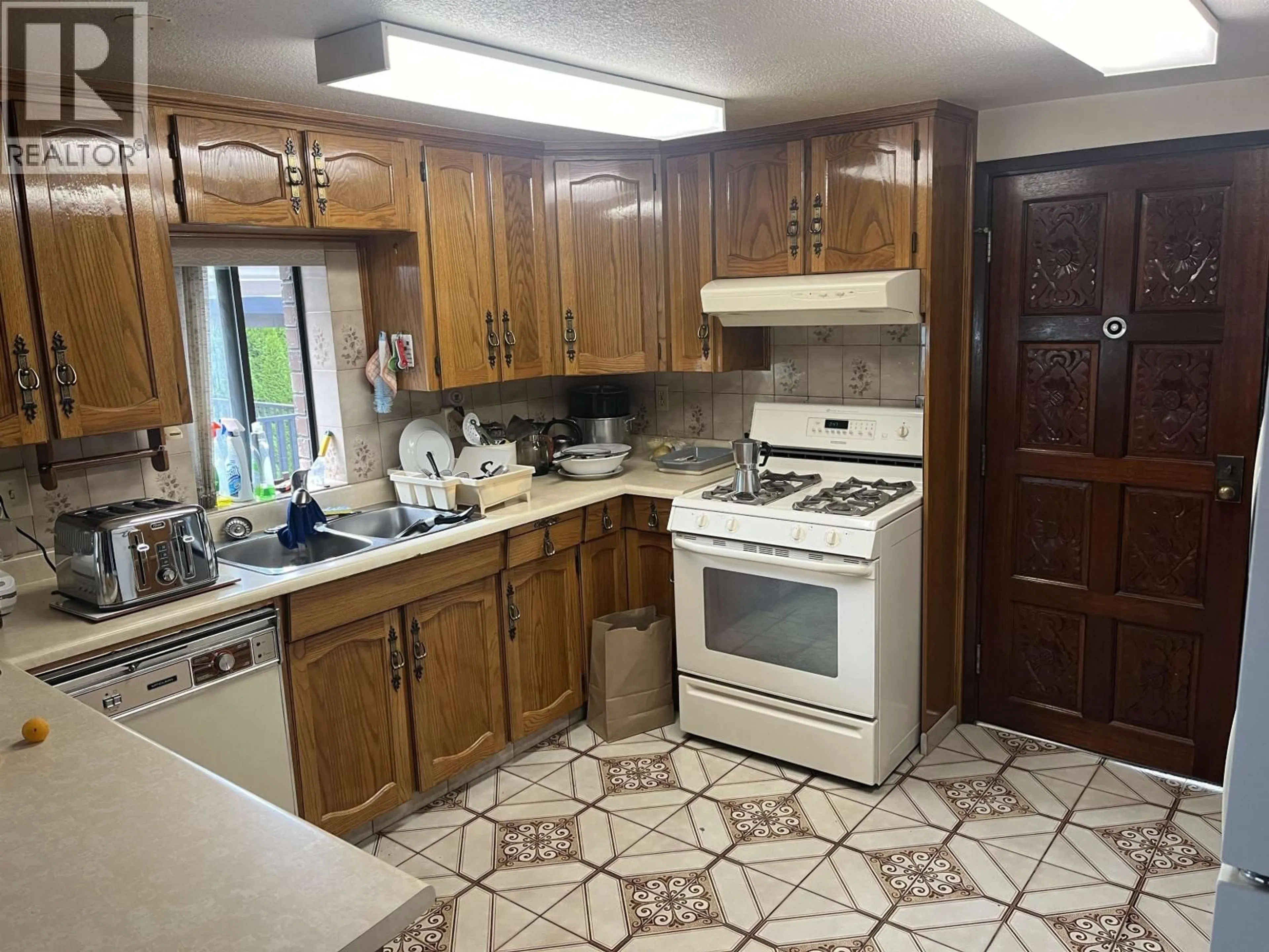 Standard kitchen, ceramic/tile floor for 3961 VENABLES STREET, Burnaby British Columbia V5C2Z3