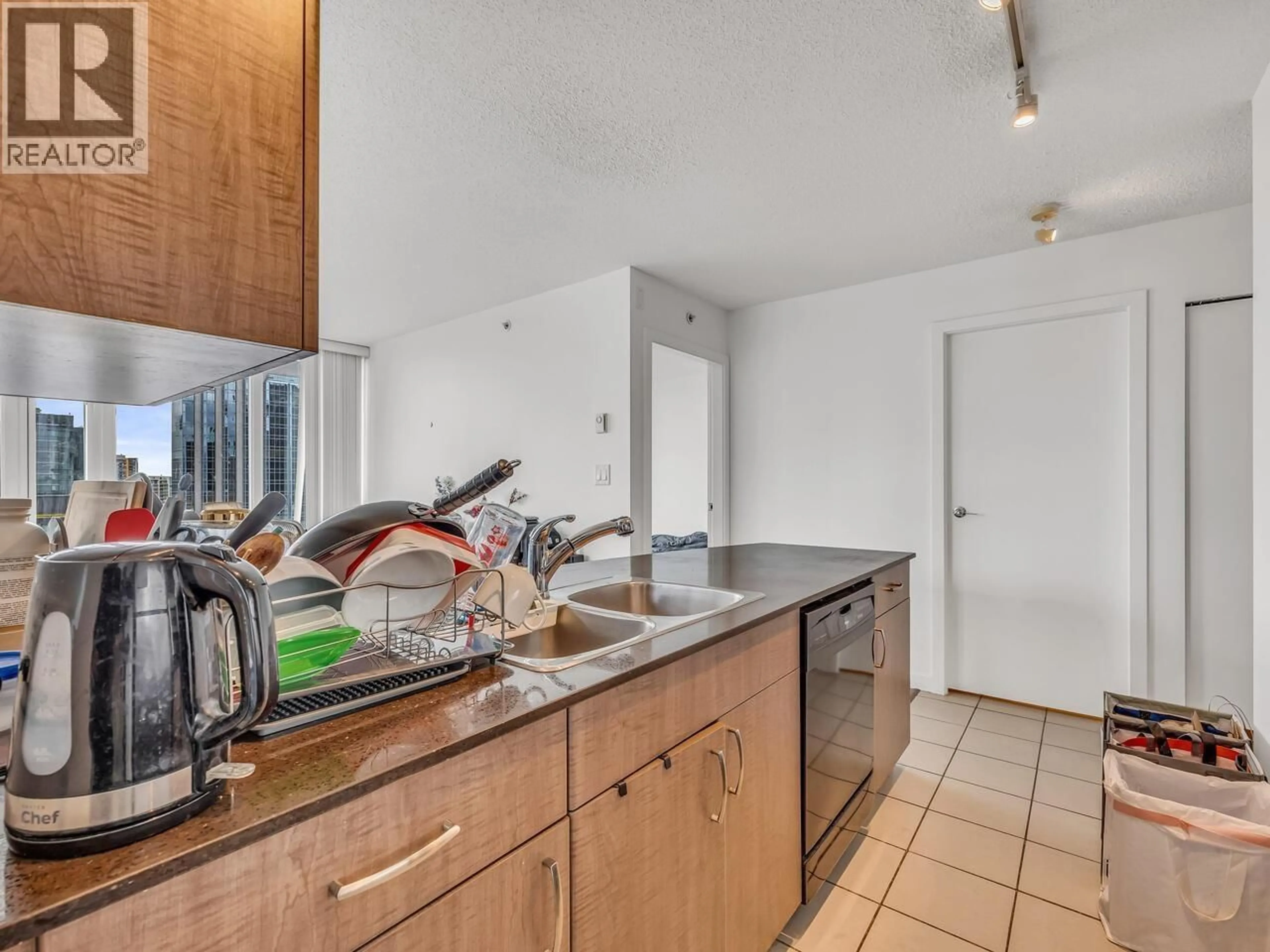 Standard kitchen, unknown for 1710 - 610 GRANVILLE STREET, Vancouver British Columbia V6C3T3