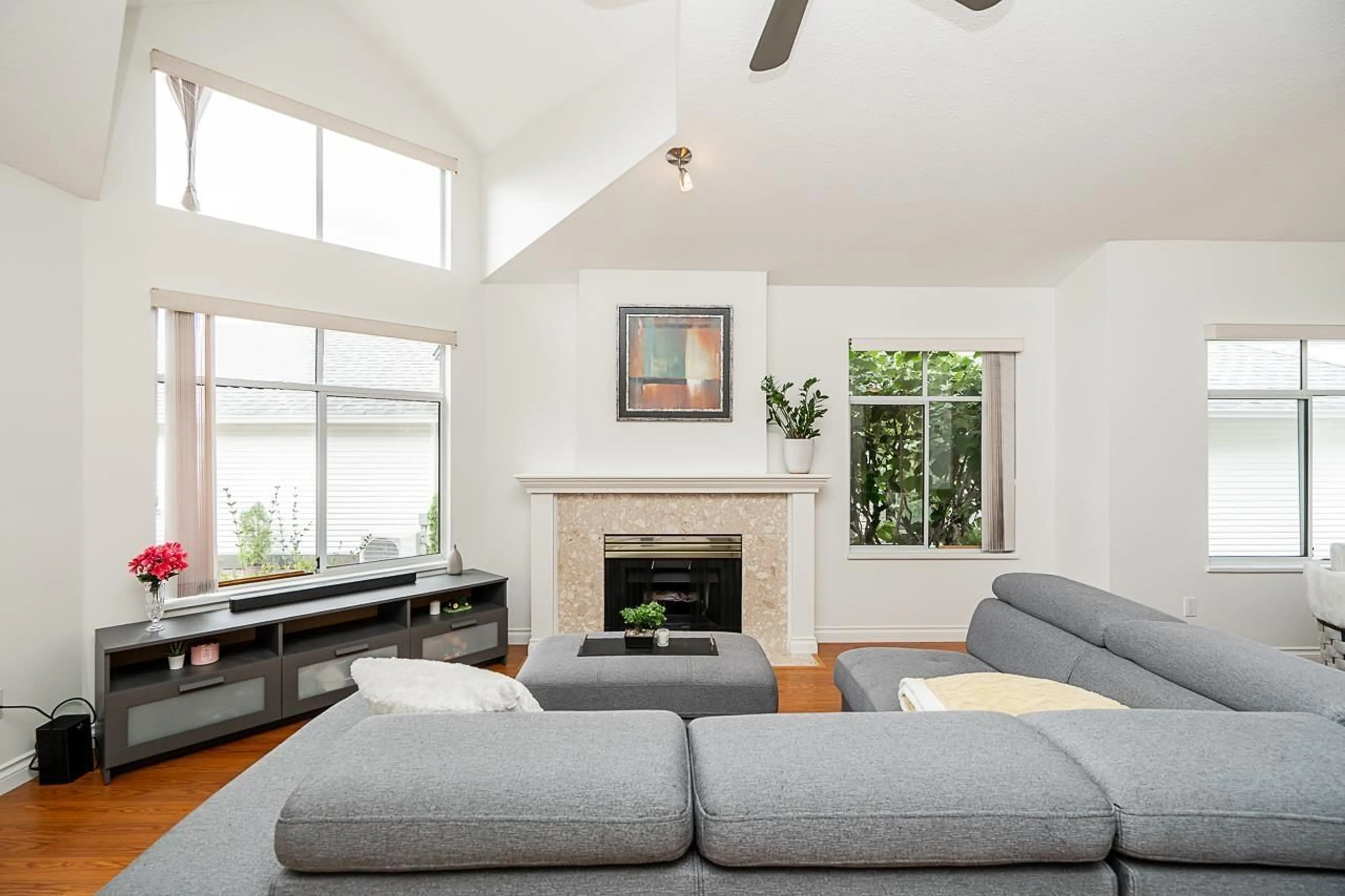 Living room with furniture, unknown for 50 - 19649 53, Langley British Columbia V3A8C5