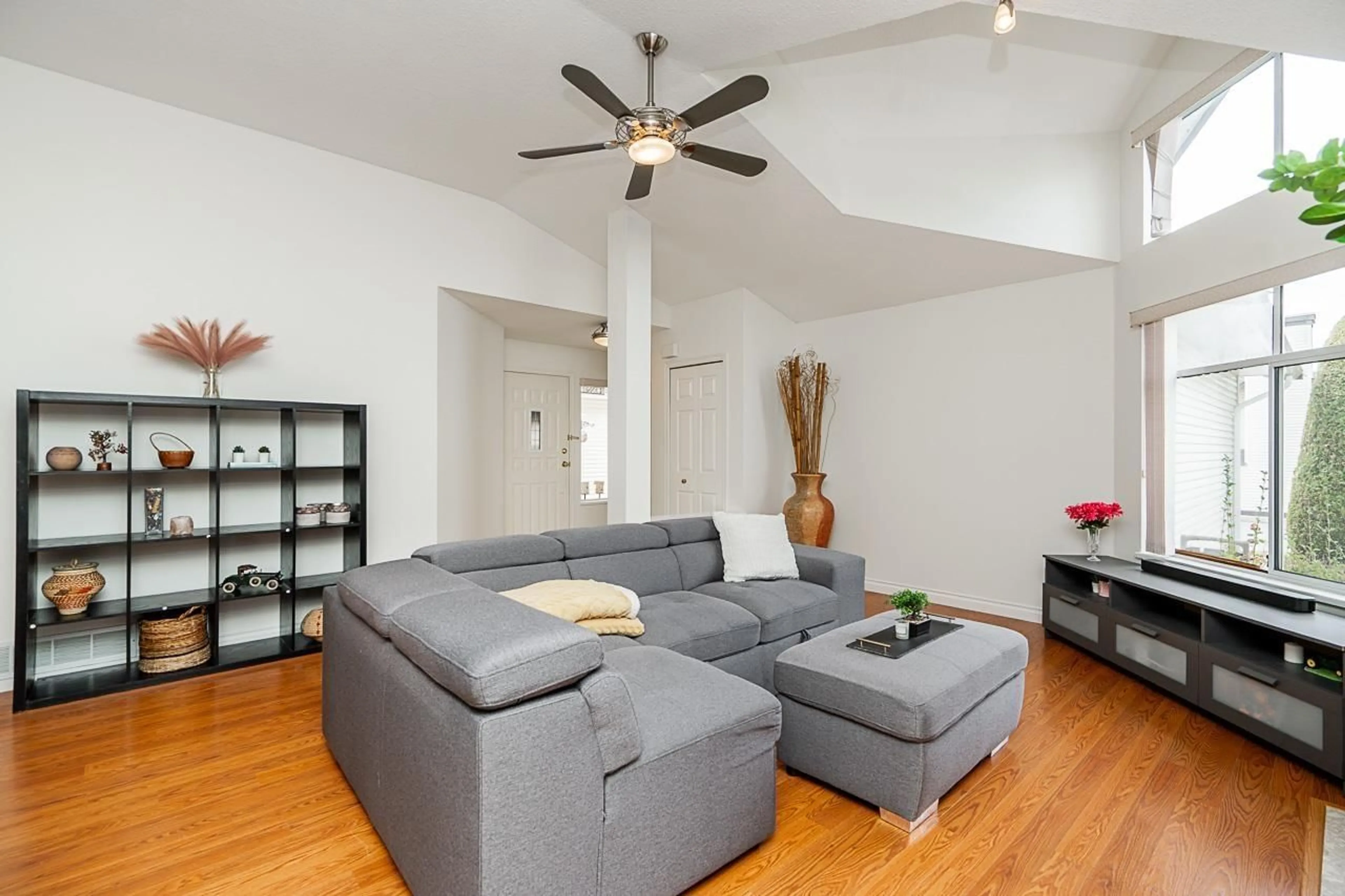 Living room with furniture, wood/laminate floor for 50 - 19649 53, Langley British Columbia V3A8C5